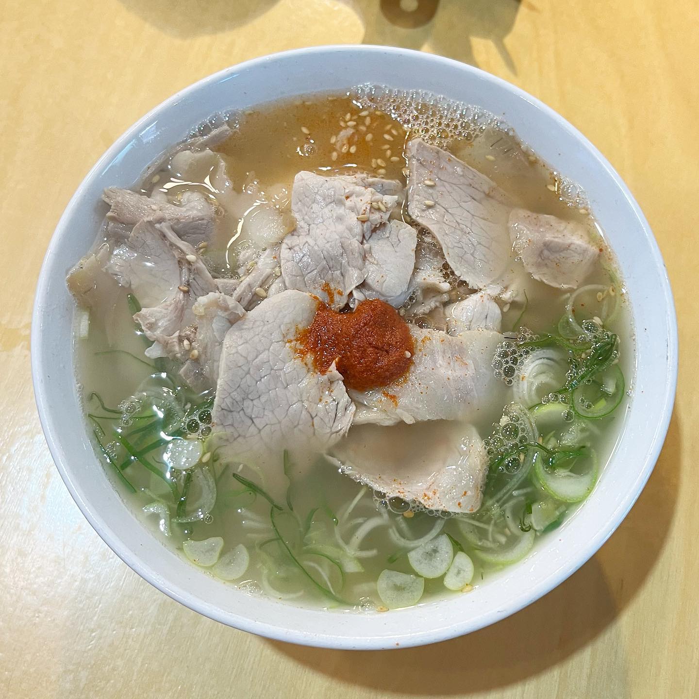 깔끔하지만 진한 고기국수를 먹고 싶다면
#협재신국수

제주도에 갔으면 고기국수는 먹어줘야 하잖아요.

사실 고기국수 집이 너무 많아서
비슷비슷한 감이 있지만
협재신국수에서 먹은 고기국수는
배지근한 고기육수에 제주 잔칫집 고기가
곁들여 나오는 제주의 고기국수라서
깔끔하고 진한 맛이 좋았어요.

고춧가루도 소량 올라가서 느끼하지 않고
매콤한 맛도 나서 맛있게 먹고 왔어요!

웨이팅은 조금 있었지만 회전율은 빨라서
오래 기다리진 않았어요 🙃

-

📍 협재신국수 _ #제주도 #한림

💳 고기국수 9,000원 * 3