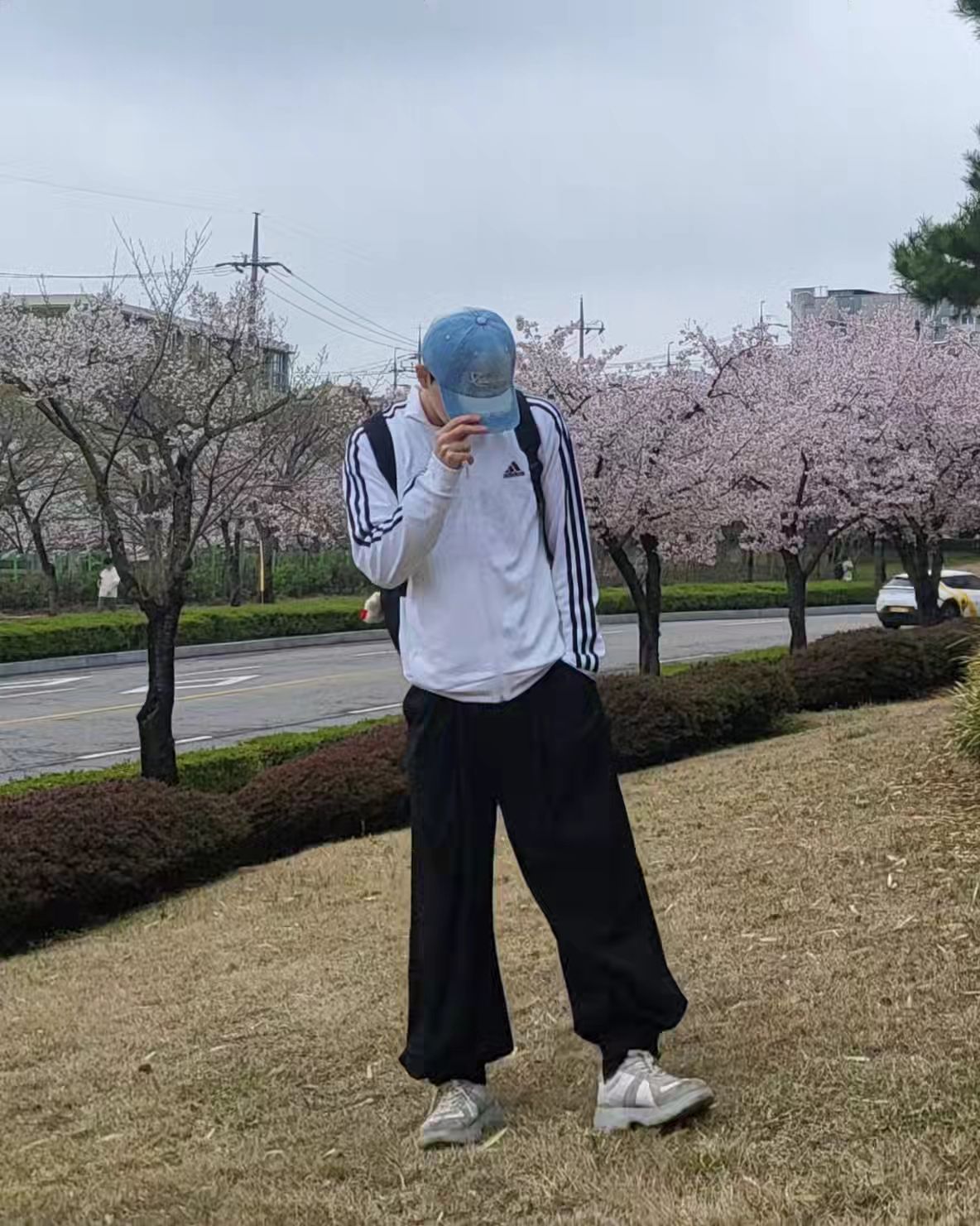 #협찬 
ogarp_ 에서 "워시드 데님 볼캡"을 제공해주셨습니다 :)

stylemate_official
🔲 캐주얼하면서도 그래픽, 워싱과 같은 디테일들이 정말 맛있게 들어가있어서 포인트로 착용하기 좋은 볼캡입니다.

🔲 볼캡 후면에는 레더 벨트가 들어가서 빈티지스러우면서도, 다른 볼캡들보다 더 매력적으로 느껴졌습니다.

🔲 브러쉬 워싱을 해서 보다 더 자연스러우면서 빈티지한 느낌이 정말 좋았습니다.

 #오가프 #ogarp #스타일메이트 #아디다스 #캐주얼 #캐주얼룩코디 #대학생코디 #남자패션코디 #남자코디 #ootd #일상 #소통 #패션계정맞팔 #선팔