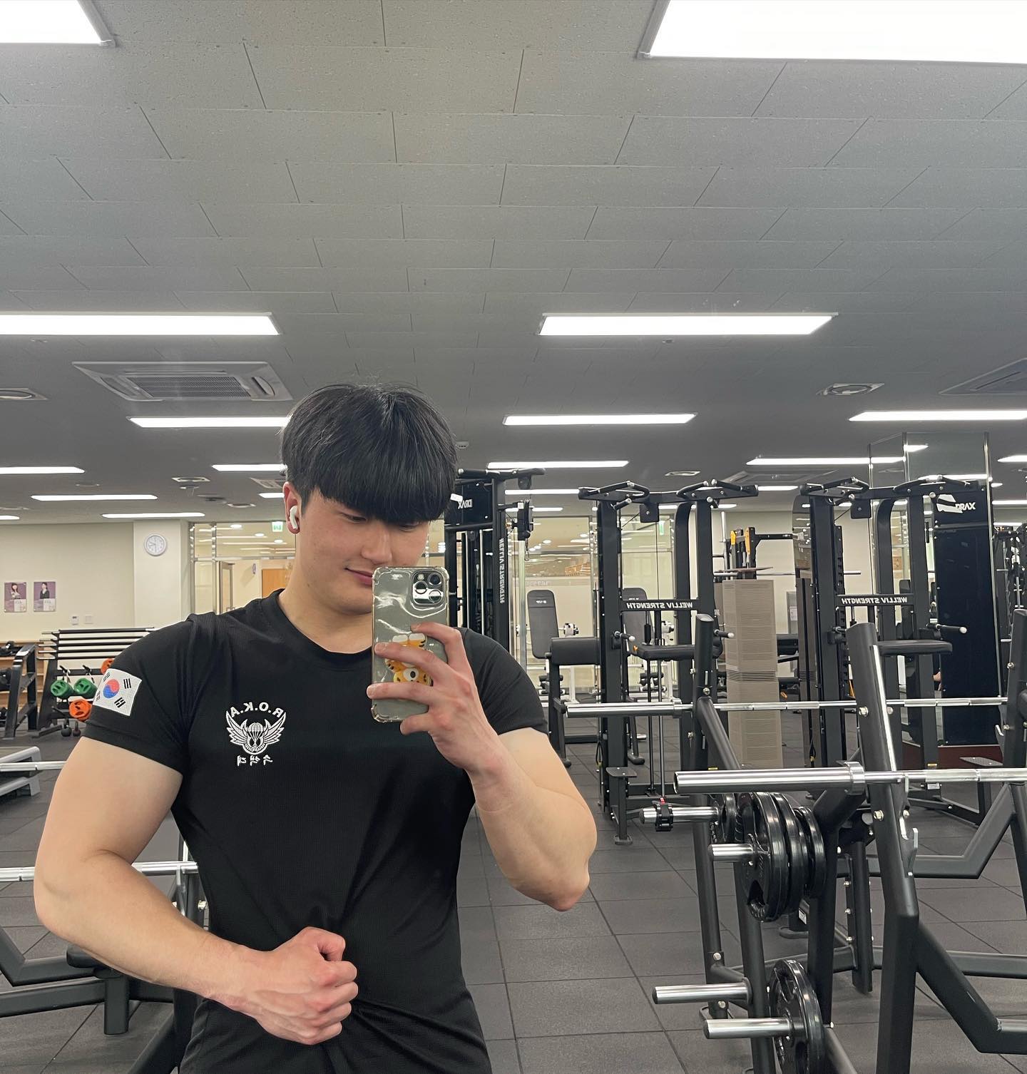 2023.4.25 운동기록📝

🔥이두 운동🔥

✅바벨컬 25kg 30회 3set 
  30kg 30회 1set
✅해머컬 15kg 15회 
  20kg 10회 컴파운드 4set 
✅덤벨컬 8kg 15회 7set

🔥삼두 운동🔥

✅덤벨 킥백 15kg 15회 
  라잉 트라이셉스 익스텐션 25kg 10회
  컴파운드 4set
✅케이블 로프 푸쉬다운 87lbs 15회 4set
✅케이블 푸쉬다운 110lbs 15회 4set

🔥어깨 운동🔥

✅후면 어깨 운동 95lbs 15회 3set

⏰휴식시간 : 1분40초

화요일 운동도 완료🔥
오늘은 팔과 어깨운동을 진행했어요🤗🤗
점심 남는시간에 운동을 가서 그런지 아니면 오랜만에 팔운동을 해서 그런지 모르겠는데 어깨운동 시간이 부족해서 어깨는 깔짝거리기만 하고 온 것 같아요..🥹🥹
내일 하체 운동할때 어깨도 같이 챙겨줄 예정이예요😆
.
화요일 운동도 고생많으셨구 득근하세요💪💪💪
