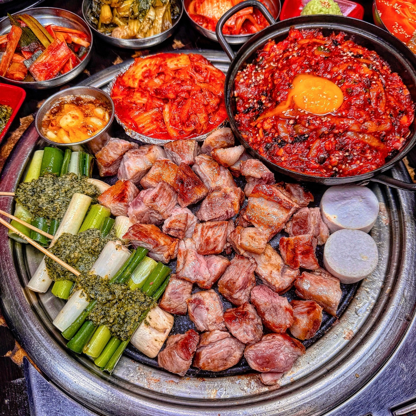 #육성급
"고기 좀 먹어본 사람들은 다 안다는 고기 맛있게 먹는 꿀팁 3가지"
⠀
육성급 숙성 스테이크 통삼겹살은 육즙이 풍부하고 지방의 고소함이 강한데, 육성급에서 따로 개발한 매콤달콤새콤한 양념의 비빔국수에 돌돌 감싸 먹어도 맛있고
⠀
오징어 젓갈 듬뿍 올라간 냄비 볶음밥에 고기 투척해서 먹고, 태국식 파파야 샐러드인 쏨땀과 먹으면 3배 맛있어요;;

#육성급 #선릉맛집 #선릉고기집 #선릉데이트 #선릉역맛집 #고기맛집 #역삼역맛집 #좋아요반사 #먹팔