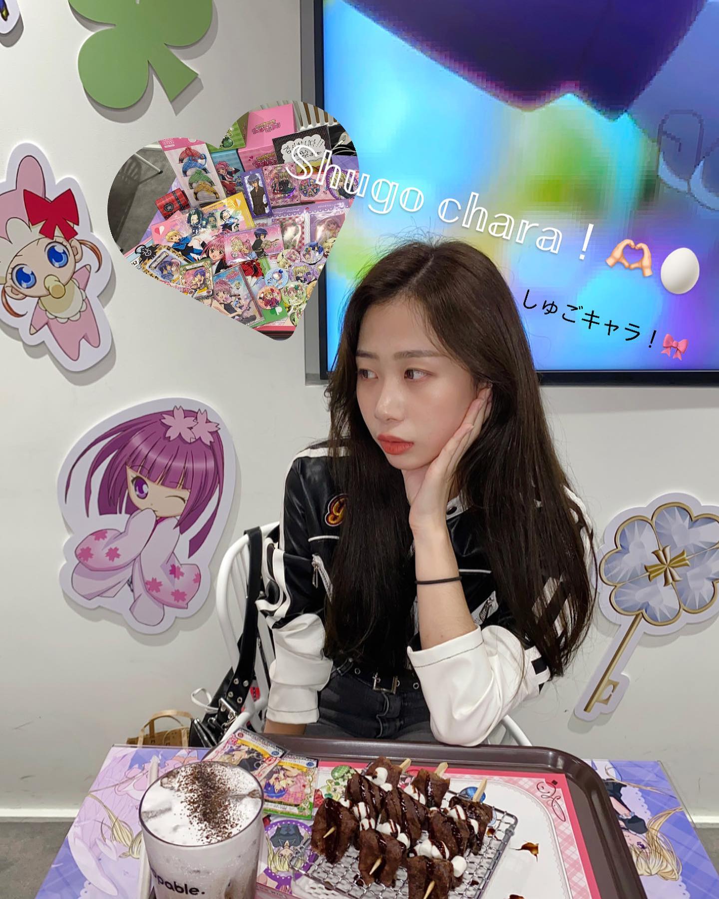 오픈 첫 날, #캐릭캐릭체인지카페 오픈런 성공🫶🏻🎀
(Feat. 40만원 쓰고온 26살 덕후💸)
🔻
깜짝소식으로 어릴 적 마음의 알 하나쯤
가슴 속에 품었던 우리들을 설레이게 만든 
#팝퍼블 에서 #캐릭캐릭체인지 애니와 콜라보 팝업 카페를 오늘 오픈했습니다!🙌🏻
 
사전에 SNS를 통해 공개되었던 많은 내용 중
판매 굿즈들과 메뉴에 대해 저 포함 많은 캐캐체 덕후들이 꽤나 실망했었지만

오늘 그런 나날들이 무색하게도
오픈하자마자대기인원 700명이 넘는 수에
10:30분 오픈하자마자 웨이팅예약 마감!🥲
(혹시 몰라 일찍 오픈런한 나는 4번째 입장!👍🏻)
 
- 매장 입구부터 내부까지 수많은 포토존📸
(산죠 카이리=케이가 입구에 떡하니 있는걸 보고 감동)

- 눈과 입이 즐거운 음료와 디저트🍹🍰

- 가디언에 가입하기 위해
메뉴구매&굿즈구매&sns인증까지 마치면 특전까지!📚
 
판매굿즈 중, 랜덤캔배지는 13종의 캐릭터로
모두 다 일러스트가 예뻐 뽑는 맛이 있지만
그 중 2종은 무려 세라❤️아무 , 토마❤️아무 커플 일러스트라는 점!

또, 사전 공지에 없었던 지난 와디즈펀딩 때
올라온 수호캐릭터 피규어 3종세트까지!!🥚❤️
 
음료와 디저트도 꽤나 맛있었고
카페 앞 포토부스에선 단돈 3천원으로
앞면엔 캐캐체 포토, 뒷면엔 내가 원하는 사진을 넣어 나만의 특별한 포토카드를 만들 수 있다니!📸
 
돈 있어도 마음대로 올 수 없는게 바로 이 곳
’팝퍼블 X 캐릭캐릭체인지 콜라보 카페‘🥲
 
다들 꼭 캐캐체카페 방문 성공하시길👍🏻
 
이상, 캐캐체 굿즈에 500만원 쓴 거지입니다!👋🏻
.
.
⭐️캐캐체카페 이용/입장 관련 꿀팁 포스팅은
9/23 오전 6시 이후 프로필 링크 등록할 예정-
 

< 위치 >
しゅごキャラ 📍현대백화점 신촌점 B1층 팝퍼블

< 팝업기간 >
🗓️ 9.22(금) ~ 11.19(일)

< 가디언 특전 책받침2종 증정 기간 >
1차 특전: 9.22(금) ~ 10.20(금)
2차 특전: 10.21(토) ~ 11.19(일)
* 본 특전은 한정수량으로 소진시 제공되지 않습니다.

🚨허락없는 무단도용 및 사용을 금지합니다.🚨

#しゅごキャラ #shugochara #캐캐체 #캐캐체카페 #팝퍼블신촌점 #캐캐체팝퍼블 #신촌카페 #신촌핫플 #캐릭캐릭체인지팝퍼블 #좋아요반사 #followforfollowback