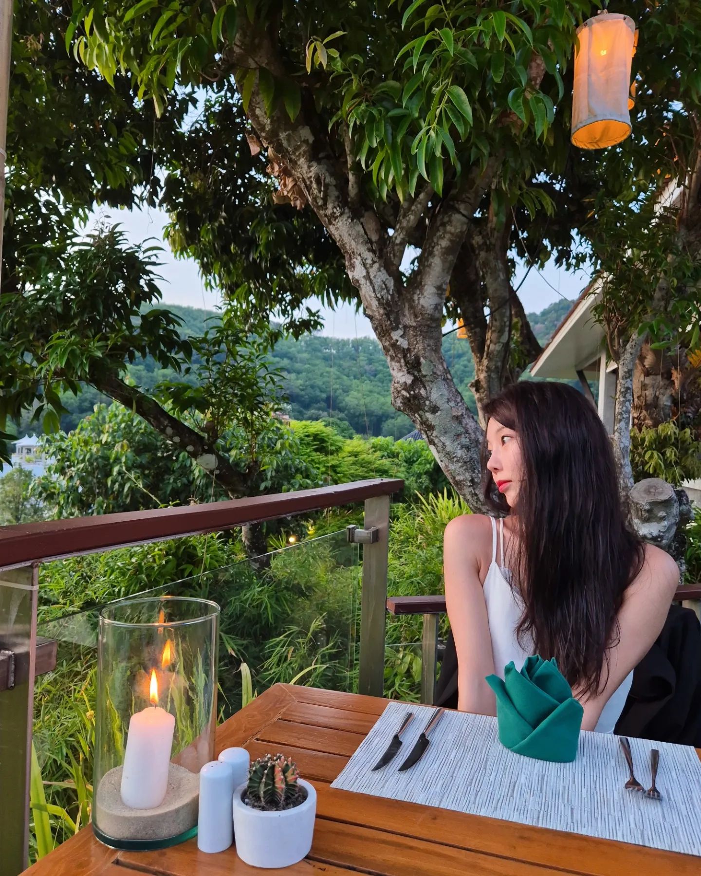 바다에서 실컷 놀고 뽀득뽀득 씻고 나와 석양 보던...
다시 가고 싶다 #만다라바 #푸켓 #mandaravaresort