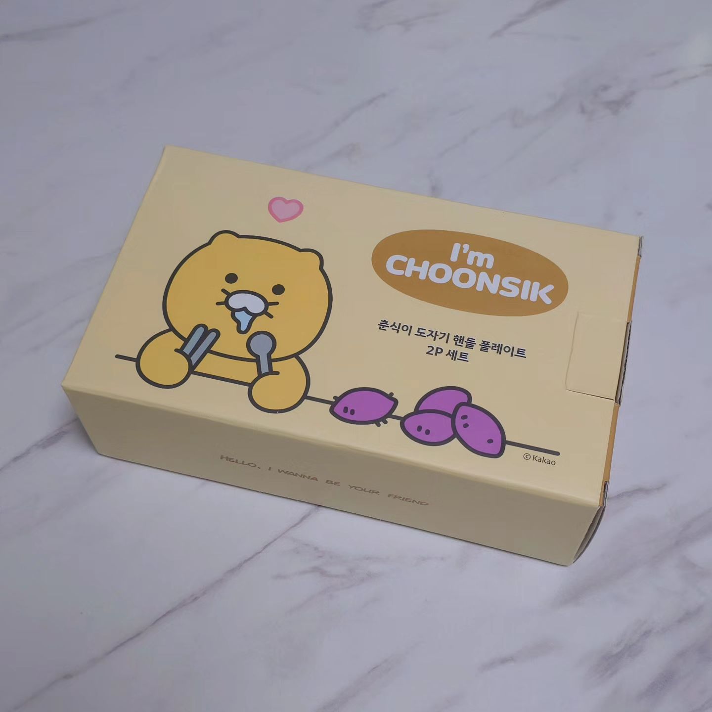 #자두일상
지옥에서 올라온 큐티파 ✊🏻
동생이 🎁 깜짝 선물을 준 사건.

춘식이 도자기 핸들 플레이트.
춘식이는 귀엽다고 생각했는데 진짜 너무 귀엽다.
라이언 길고양이 출신 반려묘래.
좋아하는 음식이 고구마이기 때문에 고구마와 있는 모습이 많다(찰떡

색이 조금 선명하게 나와 있지만 부드러운 옐로우의 색감이 따뜻하다.
볼 터치된 춘식이가 너무 귀엽다.

고마워요, 잘 쓸게요.

#춘식이 #choonsik #카카오프렌즈
#plate