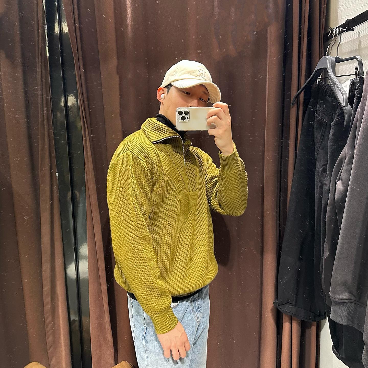#피팅

피스타초 컬러 색감 잘나왔길래 한 컷😁
거울 얼룩..

1. 자라 지퍼 칼라 스웨터

자세한건 블로그에 있어요~