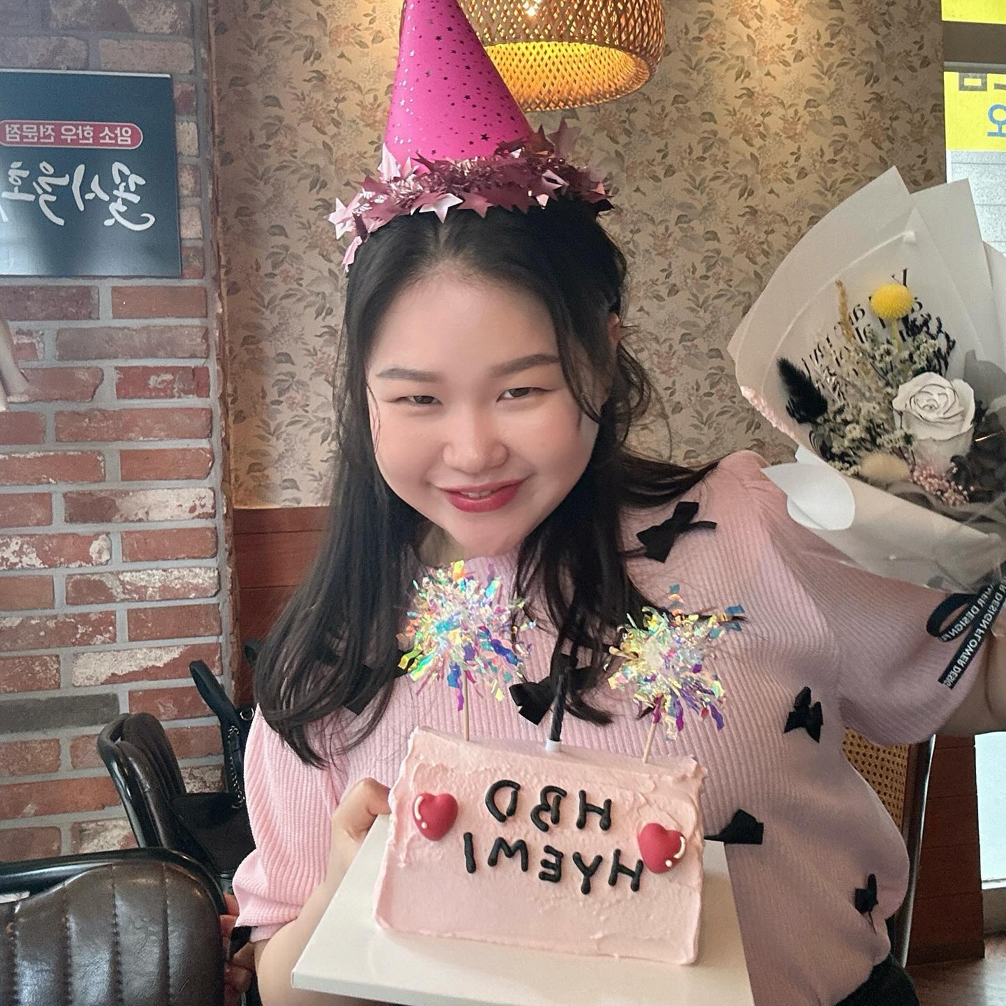 소중한 생일모음🩷
항상 고맙고 소중한 사람들과 함께한 생일!🎂