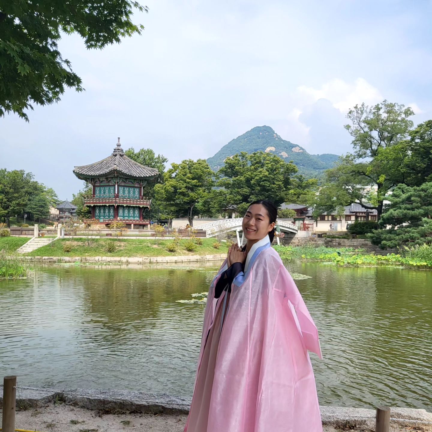 .
궁 안의 궁 - 건청궁 특별 개방 전시
.
 📌 08.15~09.18
.
.
경복궁 후원에 있는 예쁜 연못 🌺
향기가 멀리 퍼져나간다는 향원정과
향기에 취한다는 취향교
.
.
한복입고 나들이하기 좋은 곳 👸