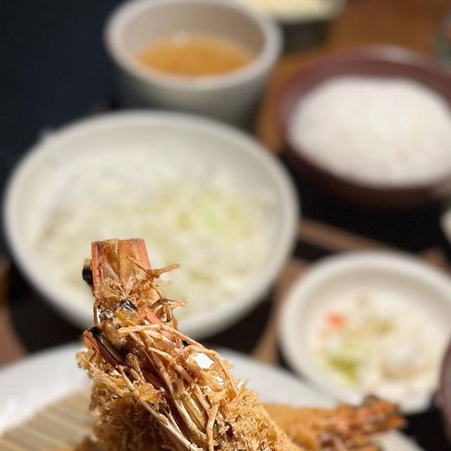 리뷰쥬쥬 on Instagram: "바삭바삭 일본식 돈가츠가 당길때 #가츠8 바오는 불금이라 파미에스테이션에서 바삭바삭 씹는 식감부터 육즙이 남다른 가츠8에서 블랙타이거가츠와 모듬가츠 욤뇸뇸