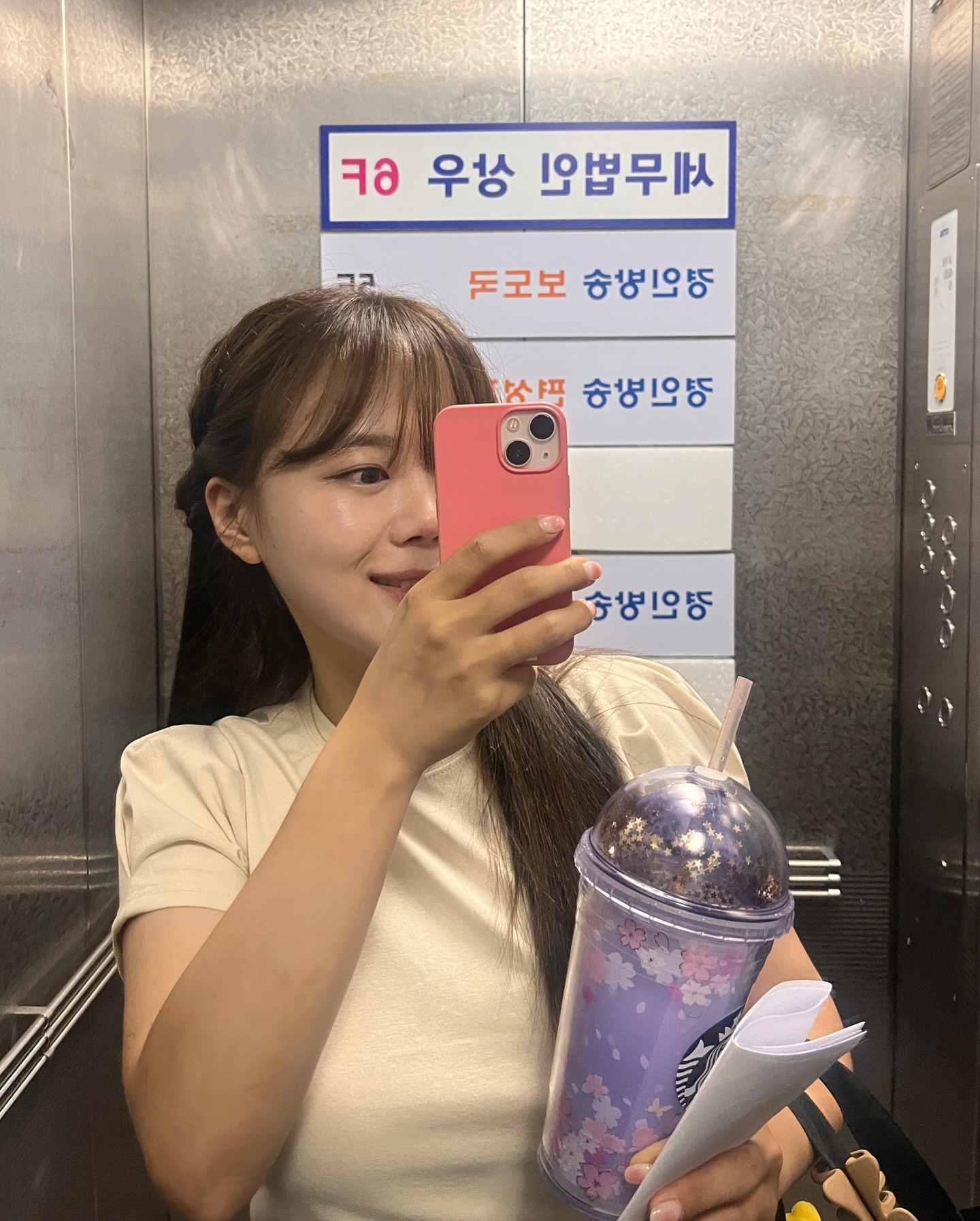 아준생 시절부터 라디오가 최애였던 편.
솔직히 살빼기 싫어서도 있고 ㅋㅋㅋㅋㅋ 😇
두꺼운 방송 헤메를 하지 않아도 되고
옷도 표정도 내 멋대로 편하게 할 수 있어서 좋아요.

제일 큰 이유는 라디오 방송사에서 방송을 처음 시작했거든요. 그 때의 기억이 저한테 너무 좋은 기억으로 자리 잡아
라디오를 아직도 많이 좋아합니다.
그래서인지 라디오는 출근길도 방송도 후딱 지나가요.
다음 분기 개편 전까지 출근길 거울 셀카를 잔뜩 찍어둬야지.

말 나온 김에 라디오 들어보세요! 꿀잼임!
제 최애 채널은 107.7과 106.9 그리고 90.7 🫶🏻