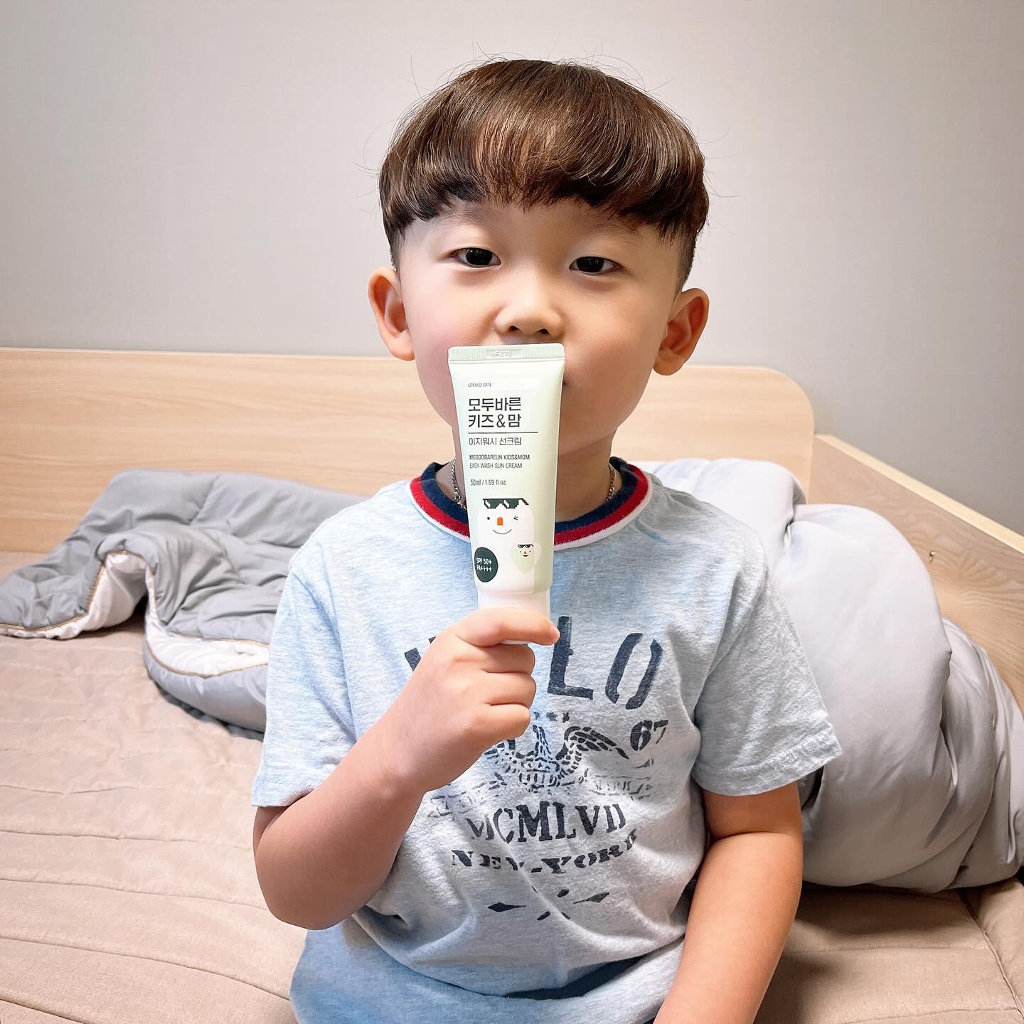 #협찬 
 
modoobr.kr modoobareun
모두바른 키즈&맘 이지워시 선크림𖤐 
 
우리 산이의 허연 피부는 다 선크림 덕분ෆ⸒⸒
아기때부터 항상 빠짐없이 발라주고 있는 :)
 
✅저자극 테스트 인증받은 제품입니다.
✅얼굴부터 전신 모두 사용 가능한제품입니다.
✅임산부, 수유부 분들도 안심하고 사용할 수 있는 제품입니다. 
 
6개월 이상 아기부터 모두 사용이 가능한 제품이기 때문에,
바다도 6개월 부터 꾸준히 발라주려고 대기중이네요❤︎ꔛ❜
 
필수적으로 사용해야 하는 선크림, 어린유아부터 성인까지 
편하게 사용 가능한 제품으로 안심하고 사용한답니다👉🏻👈🏻 
 
#모두바른 #이지워시선크림 #순한선크림 #데일리선크림 #산모선물 
#선크림세안 #1차세안 #워셔블선크림 #아기선크림 #임산부선크림 
#어린이선크림 #초등학생선크림 #중학생선크림 #육아필수템 #👍🏻 
#유아화장품 #아들맘 #딸맘 #육아맘 #딸맘소통 #아들맘소통 
#출산준비 #임산부선물 #산모선물 #일상 #소통 #좋반테러 
 
𐂂 https://smartstore.naver.com/modoobr