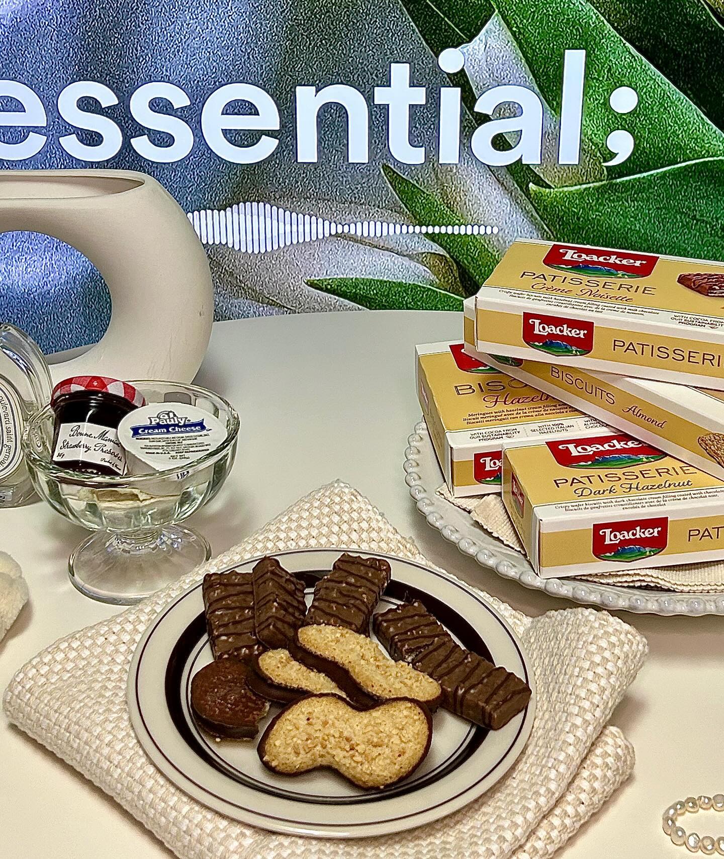 #협찬 𝐬𝐰𝐞𝐞𝐭 로아커 𝐭𝐢𝐦𝐞 🍪🍫

다들 로아커 드셔보셨쬬? 유독 진하고 풍미 가득한 맛의 비밀은 바삭한 비스킷 사이 100% 이탈리아산 헤이즐넛, 아몬드 그리고 볶음땅콩🥜

로아커는 합성향료, 합성색소, 트렌즈지방이 모두 없대요!! 전 몰랐는데 알고나니 더 좋아지네요🤍
유전자 변형식품이 아닌 점도 꼬옥 체크!

다가오는 발렌타인데이 뿐만 아니라 감사한 분들께 가볍게 마음 표현하기두 좋은 고급스러운 패키징 💝

스트레스 확 풀리고 눈이 확 떠지는 달콤한 맛✨😛 특히 일하다 스트레스 받고 당 떨어질 때 꼭 먹어야 하는 맛예요! 특히 파티세리 크림누아제트, 다크헤이즐넛은 웨하스+초코 커버링으로 바삭함은 유지하고 더 달콤하게🤍 흰우유 또는 커피랑 찰떡궁합🥛☕️🩷

📍바삭하고 달콤한 비스킷
📍흰우유 또는 커피랑 찰떡궁합 
📍이마트, 홈플러스, 컬리, 백화점 식품관에서 만나보세요

#델리팜 #로아커 #발렌타인데이선물 #발렌타인데이선물추천 #발렌타인데이초콜릿 #발렌타인데이 #프리미엄 #고급비스킷 #프리미엄초콜릿 #신상과자 #과자리뷰 #선물추천 #홈카페 #홈카페놀이 #온더테이블 #먹스타 #먹팔