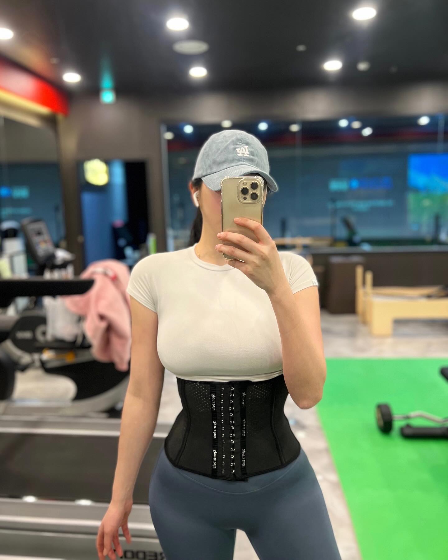 𖤐

허벅지 사이가 좋았는데
서서히 멀어지고있다
다신 만나지말거라

#헬스타그램