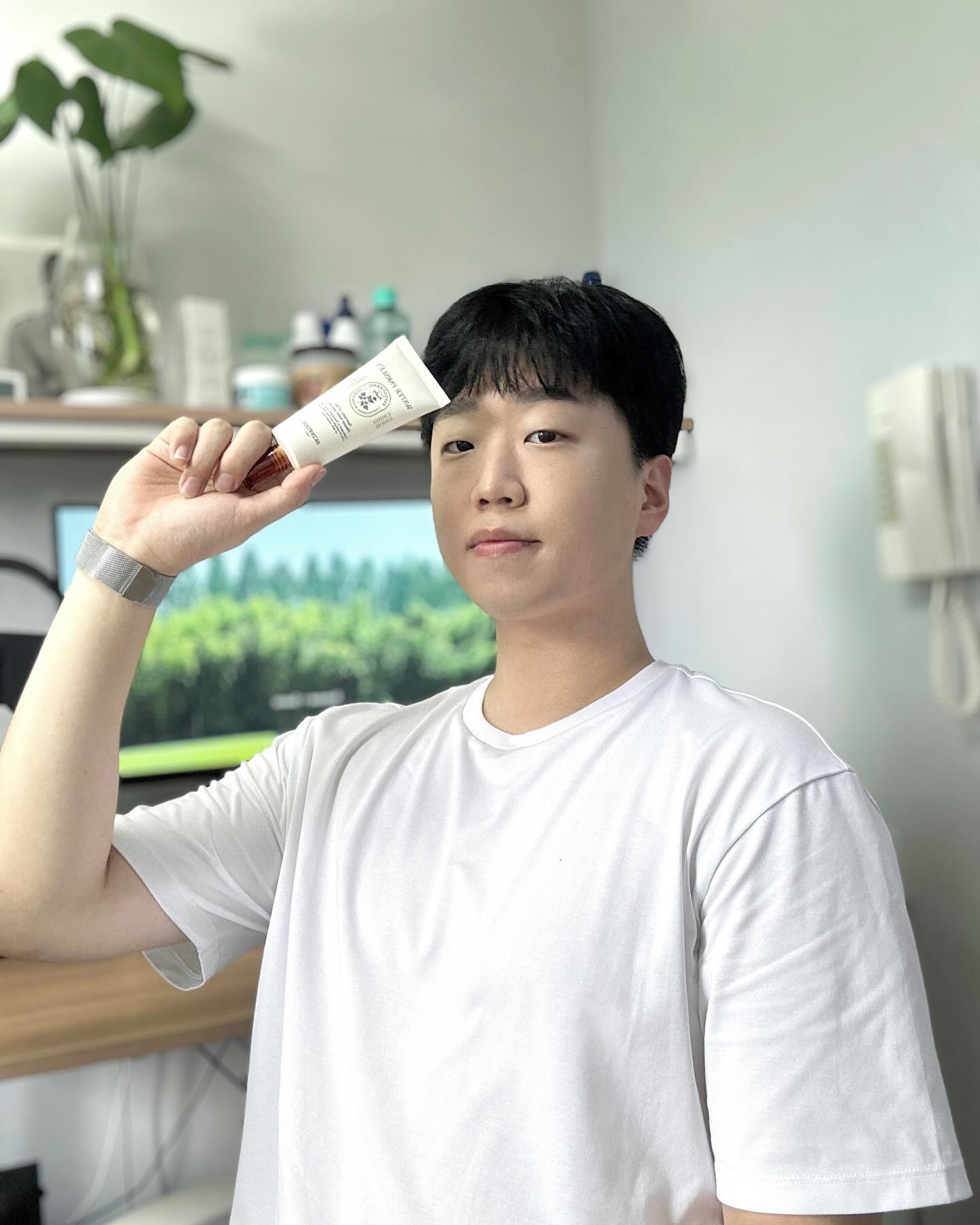 여름만 되면 피지가 많이 올라와
피부가 많이 뒤집어지곤 하는데요.

스킨푸드 미나리 에센스를 써보니
확실히 유수분 밸런스를 잘 잡아줘서
피부가 많이 진정되는 것 같아요!

자세한 리뷰가 궁금하다면
프로필링크 블로그 리뷰를
확인해주세요👉🏻

✅ 유수분 밸런스로 피지 개선!
✅ 70ml 대용량,튜브타입으로 리뉴얼!
✅부드럽고 크리미한 에센스 타입!