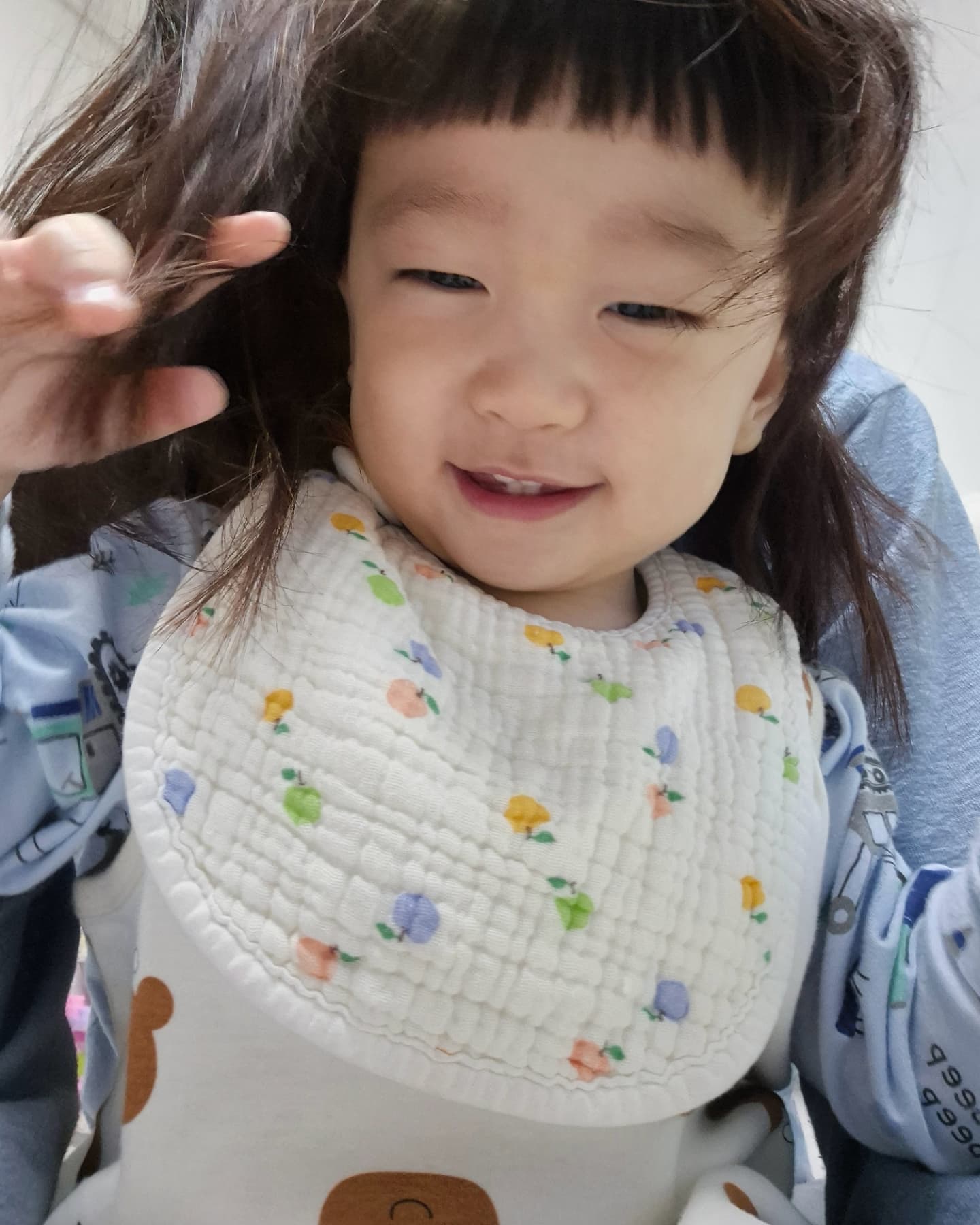 오늘의하루
이번주는 도저히 애미 허리가 너무아파서 #키즈카페 는 패스
오늘은 새벽6시부터 깨주시는 효자아들
우리아들 머리기르면 어떤느낌일까싶어서 해보는데 안따라주는 녀석
식탁에 있는거 꺼내올꺼라고 까치발드는거 왜케귀여운지
그리고 어쩔땐 사고뭉치
아니 사고뭉치일때가 80프로랄까...
점심은 요세 밥을 안드셔서 소고기 비빔국수 해드렷는데 이것역시 조금 드시고 맘
뭘해드려야 드시렵니까?
어제 말안들어서 외출안해서 오늘은 시장구경감
오늘도 말을 잘듣지는 않았음
시장가서 #붕어빵 사먹고 한마리는 아들이 드심
붕어빵 왜 두마리 천원임?
그리고 시장에 파는 오뎅사서 먹엿는데 잘드심
오는길에 모르는 아파트 놀이터에서 몰래 쪼끔만 놀다옴
이래서 놀이터 있는 아파트에 사나봄
조금 크니까 이제 놀이터를 좀 좋아하는군
애비야. 우리도 그냥 전세로 놀이터 있는데로 가면 아니될까?
계단도 제법 잘타고 (애미 손잡고)
여기저기 다니면서 만지고 굴리고 잘놀더라
오늘은 저녁에 애비가 술 약속으로 집에 없어서 애미가 재움
오늘 낮잠도 안자 일찍깨 놀이터에서 놀아 외출해 피곤할만함
저녁 6시반부터 자겠다고 난리쳐서 재움
7시에 잠드심
그리고 애미 이것저것하고 8시쯤 뭐좀 먹을라고 앉았는데 갑자기 움
3분만 있다 들어가자하고 기다렷다가 들어가는데 진정이 안됨
우리아는 그냥 울면 바로 들어가야겠다
이제 내힘으로는 감당이안되
아들놈 성격은 나보다 더해
#17개월아기 #엄마와아들 #나들이 #산책
