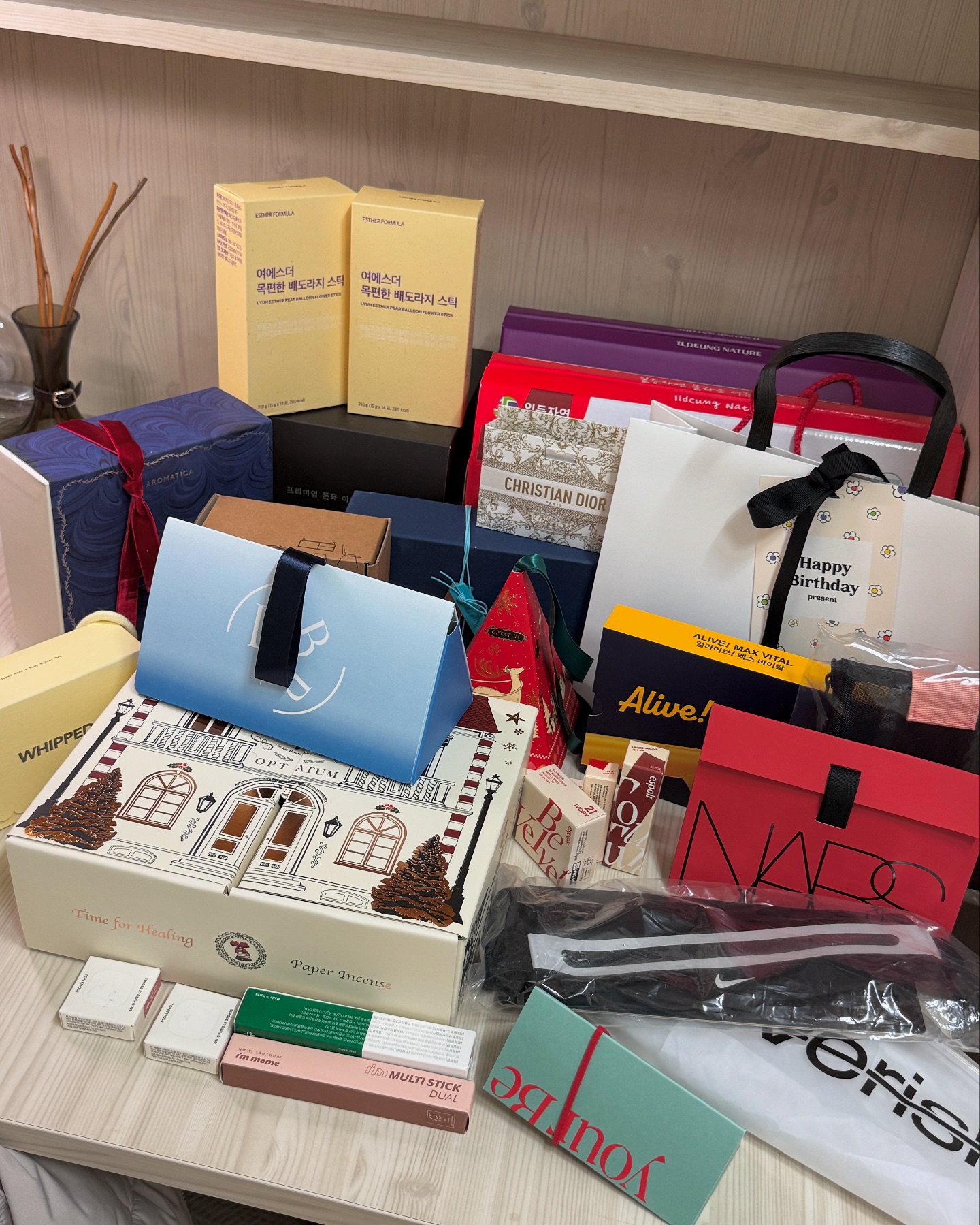 당연하지 않은 감사함 - 🎁❤️

지난주, 제 생일이 있었어요.

저의 할머니와 부모님은 꼭 생일 아침에는 삼신 할머니께 올리는 생일상이라고 아침에 생일상을 차리셔요. 건강하게 태어나게 해주셔서 감사한 마음에 올리는 상이에요. 
저는 어렸을 때부터 받아왔던 생일상이라 다른 집들도 그렇게 하는줄 알고, 늘 당연하게만 여겨왔어요. 

근데 올해 아침에 그 생일상을 보는데 눈물이 나는거에요..? 
삼신 할머니께 올리는 생일상, 저희 집만 하고 있는것도 올해 처음 알았거든요. 
새벽에 출근하심에도 이른 새벽부터 일어나 매년 그렇게 생일상을 차리고 출근하시는 것이 정말 큰 사랑이구나, 라는 생각이 들었습니다. 결코 당연하지 않은 일인데 말이죠.

쑥스럽다는 이유로 표현하지 않으면 후회할 것 같아 아침에 낳아주신 부모님과 키워주신 할머니에게 전화드렸어요. 태어나게 해줘서, 잘 키워주셔서 감사드린다고요.

생일에 생일상을 받고, 주변분들에게 생일 축하를 받는 것이, 선물을 받는 것이 당연한 것이 아님을 알기에 올해는 유독 감사한 마음이 더 크게 느껴집니다. 
일주일동안 생일 축하만 받은 것 같아요 .. 넘치는 사랑보내주신 모든 분들 정말 감사합니다. 🥰 

저는 정말 사랑 복이 가득한 사람인가봐요.
인복도 좋고, 사랑 복도 흘러넘치네요 ! 
태어나서 정말 행복해요. 

당연하게 여기고 있는 것들에 감사한 마음을 챙겨봅니다. 🤲🏻
