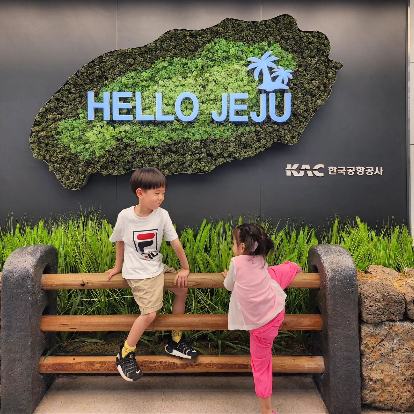 -
-
 
✈️ 큰 계획도 기대도 없이 급 떠났던 제주여행
첫 장거리여행 넘 성공적이라...
한달살기 느무 하고싶쟈나~~~~😭
 
뽀궈이는 하루만 더 있다가자, 집에 가기싫다
하며 제주앓이 드릉드릉...(내가 더)
 
친척들 만나 뵙고 사랑도 듬뿍 받고
용돈도 두둑하게 받은 궈니나니 💛 
 
핫플,맛집은 우리랑 먼 얘기지만
빠듯한 일정에도 애들 좋아할 곳으로 다니며
기대이상 잘 놀아줘서 엄마빠 뿌듯🤭 
 
여름에 어디든 가보쟈 👨‍👩‍👧‍👦
 
 
 
#아이랑제주여행 #궈니나니일상 #가족여행