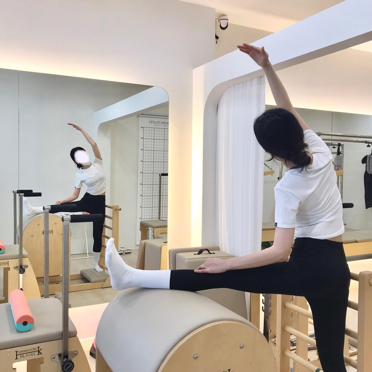 ✨ 자세 개선을 위한 스트레칭 ✨

휜다리 교정을 위한 스트레칭
처음하시는데도 잘 따라와주셔서
사진을 안찍을 수가 없었습니다! ㅋㅋ
리본즈 회원님들의 인생샷 하나씩 남겨드리기 📸

스트레칭은 개인의 신체 상태와 목표에 맞게 
진행되어야 하며,
부상 예방을 위해 올바른 방법으로 수행되어야 합니다.

각자 다르게 틀어진 체형에 
꼭 필요한 근육 스트레칭으로
올바른 자세를 유지하는데 도움을 줍니다.

긴 시간 동안 앉아있거나 
휴대폰이나 컴퓨터를 사용하는 등의 이유로
긴장되어있는 근육의 스트레칭을 통해 
균형을 맞추고 자세를 개선할 수 있습니다.