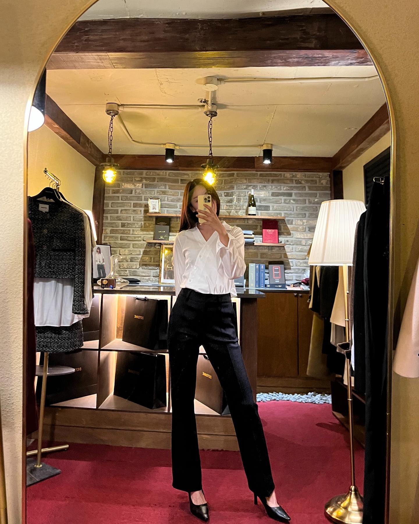 .
.
디파인 셔츠 팬츠 꽂아입는거 가능한뒈 ...? ㅎ
.
.
#퇴근룩 
#오피스룩 
#드팜므 
#피팅룸 
#한남