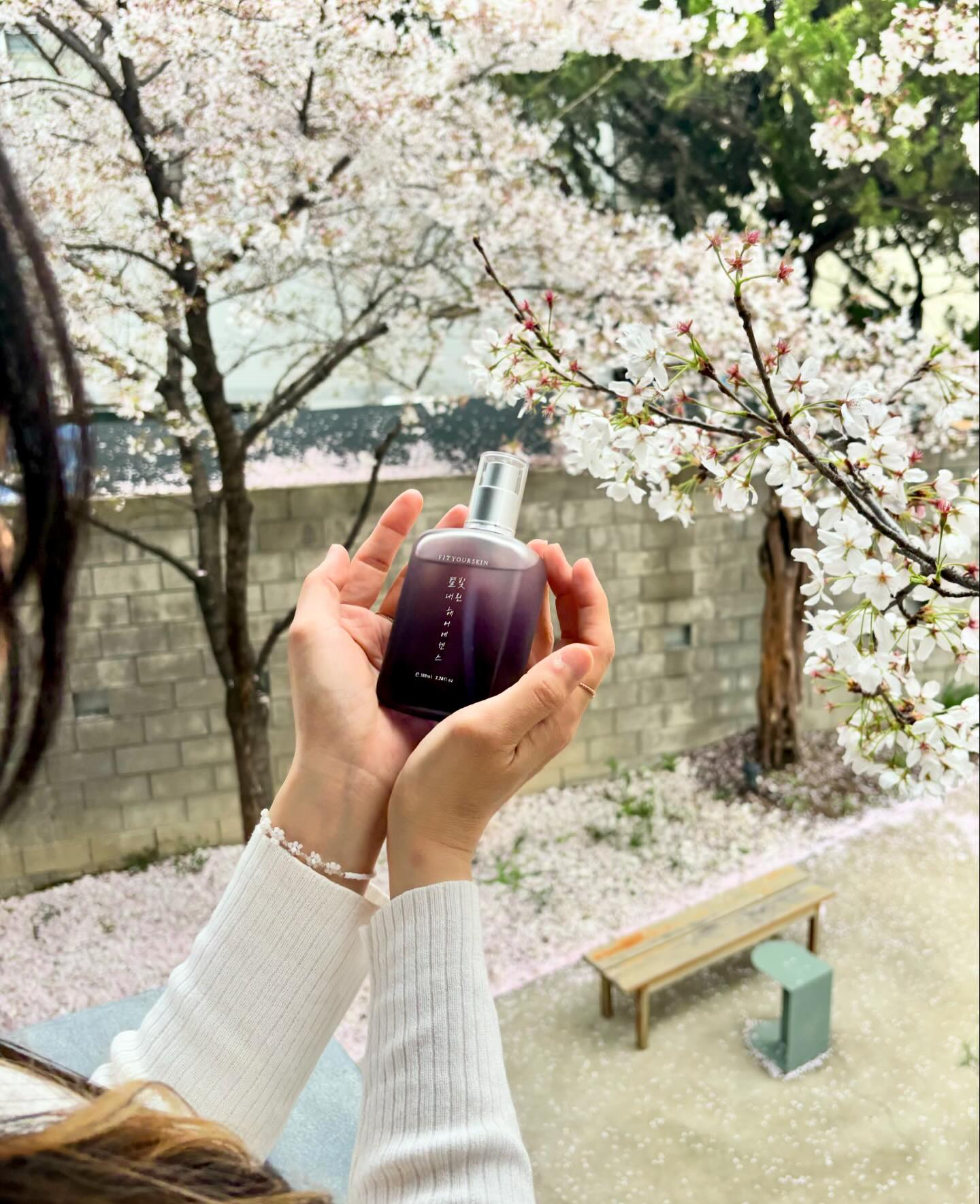 #제품제공
[핏유어스킨 별빛내린 헤어에센스✨💫]
헤어 에센스 알아보던 중 향수 뿌린 듯 매력적인 향이 은은하게 오랫동안 유지되는 헤어 에센스를사용해 보게 되었어요~!!
요런 향수 같은 향이 나는 에센스는 처음이라서 향수 깜빡하고 못 뿌리고 나가는 경우가 많았는데 저한테 딱이 더라고요!!

투명하고 촉촉한 제형인데 손에 덜어서 발라도 끈적임이 없어서 좋았어요!!
염색 때문에 항상 건조하고 푸석한 모발에 발라주니 윤기 있고 찰랑거리는 것 같죠!!ㅎㅎ

모발에 영양공급과 향긋한 향수향까지 올인원으로 가능하다닝!!💜 좋아요!!

💫잉카피넛씨 식물설 오일의 영양성분으로 건조하고 손상된 머릿결을 보호!
💫버가못과 오렌지, 프리지아, 네롤리, 화이트 머스크와 시더우드 향으로 향긋!

🏷️fityourskin_official

#솔직후기 #핏유어스킨 #협찬 #FYS #제품이름 #끈적이지않는 #향이좋은 #헤어에센스