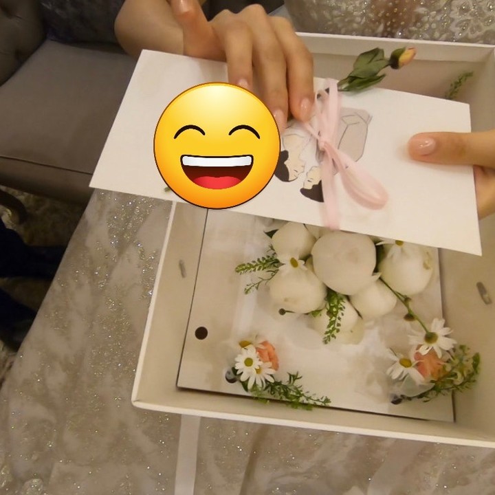 친구분 결혼선물로 이렇게 주문해주셨어요. 이렇게 축의금봉투를 예쁘게 선물할수 있어 감사하다며 인증샷도 보내주셔서 진심으로 감사드린답니다. 정말 행복하셨다고 말씀해주셔서 저도 너무너무 기뻐여^^.

뜻깊은 웨딩선물을 찾으신다면 축의금봉투 추천해드리고싶어요
주는사람도 받는사람도 감동이 배가되어 다가오더라구여^^
다시한번 주문감사드립니다~♡
 #웨딩일러스트#아이디어스작가_웨딩일러스트컴퍼니#아이디어스작가#일러스트작가#청첩장선물#결혼선물#웨딩드로잉선물#뜻깊은결혼선물.