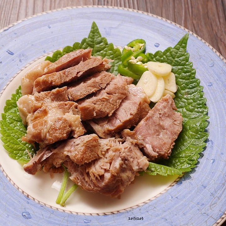 목살 수육 만드는법 

 

오늘은 조금 빠르게, 그리고 맛있게

만들 수 있는 돼지고기 목살 수육을 소개합니다.

 

삼겹살로 만들어도 맛이 좋지만,

목살로 꽤 맛이 좋습니다.

 

조금 더 담백한 맛이에요.

[목살 수육 만드는법]
 

 

재료: 돼지고기 목살 3cm 두께 2덩이

 

삶는 물: 물 2리터, 양파 1/2개, 대파 1/2뿌리, 생강 1쪽, 마늘 5쪽, 소주 혹은 청주 1/2컵, 된장 2큰술, 인스턴트 커피 1작은술

1. 끓는 물에 해당 재료를 다 넣어 주세요.
 

2. 목살도 통으로 혹은 두껍게 썰어서 넣어 줍니다.

 

3. 30~40분 가량 중불에서 삶아 줍니다.

 

4. 건져 내 먹기 좋은 크기로 썰어 주세요.
Tip. 목살을 센불의 팬에서 앞 뒤로 살짝 구운 후 삶아도 좋습니다.
 

Tip. 삶은 후 팬에 앞 뒤로 노릇하게 구워도 색다릅니다.

목살을 삶는 시간은 취향에 따라서
푹 삶아도 되고, 조금 덜 삶아도 됩니다.

 

시간이 지나면서 쫄깃에서 부드러움으로 변하겠죠?
느끼하지 않고 담백한 맛이라서 개인적으론 꽤 마음에 들더군요.
[한 줄 레시피 One Line Recipe]

해당 재료의 끓는 물에 목살을 넣고 30~40분 삶습니다.

 

 

작성자: 미상유 이재건 ( http://misangu.kr )

 

태그
#돼지고기수육
#목살
#돼지고기목살수육
#돼지목살수육
#목살수육
#수육삶는법
#돼지수육
#돼지수육레시피
#돼지수육삶는법