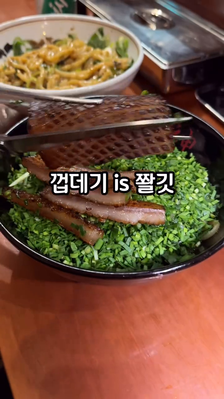 ❗비싼 월드타워 가성비 맛집
#잠실 #칸다소바
@@너 여기서 밥최몇?

📍서울 송파구 올림픽로 300 롯데월드몰 6층

⏰매일 10:30~22:00
※ B.T. 15:30-17:00 / L.O. 21:00

🖍 주문 메뉴
아부라소바 11.0
껍데기 아부라소바 13.5

🎈특징
선결제 후 현장 웨이팅 / 껍데기 껍데기 메모 / 밥 무한리필
-
칸다소바 들어는 봤어도 안가본 사람 주목!
서울 잠실권 유일 지점이고 지점도 몇군데 없는데
일식 라멘을 제대로 한국화한 집이다
고급 한정식집이 즐비한 월드타워에
이런 귀한 맛집은 보물 그 잡채다
처음에 비쥬얼로 껍데기를 외면했었던 나 반성해 ㅠㅠ
껍데기 10장 먹고싶다