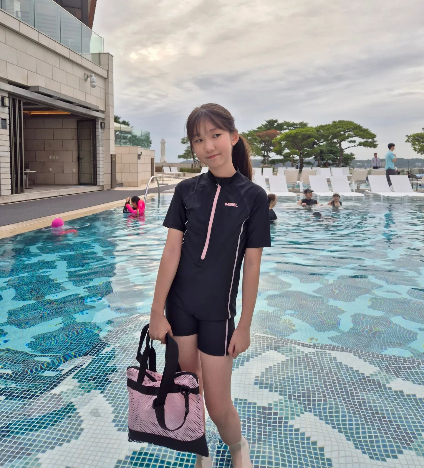 #협찬 barrelkids.official 
3학년부터 학교 필수 과목에 생존수영 있는거 아시죠?

시니도 첫 생존수영 수업한다는 소식에
준비물 뭘 챙겨야하나 고민이 많았는데

배럴키즈 생존수영 세트로 한방에 해결했어요!
친구들 앞에서도 부담스럽지않은 반팔 수영복 수트와
물안경, 수영모, 수영가방까지 완벽준비🤟🏻

🖤140cm 29kg 시니는 140 사이즈 착용했어요!

#배럴키즈 #초등수영복 #수영복추천 #주니어모델
