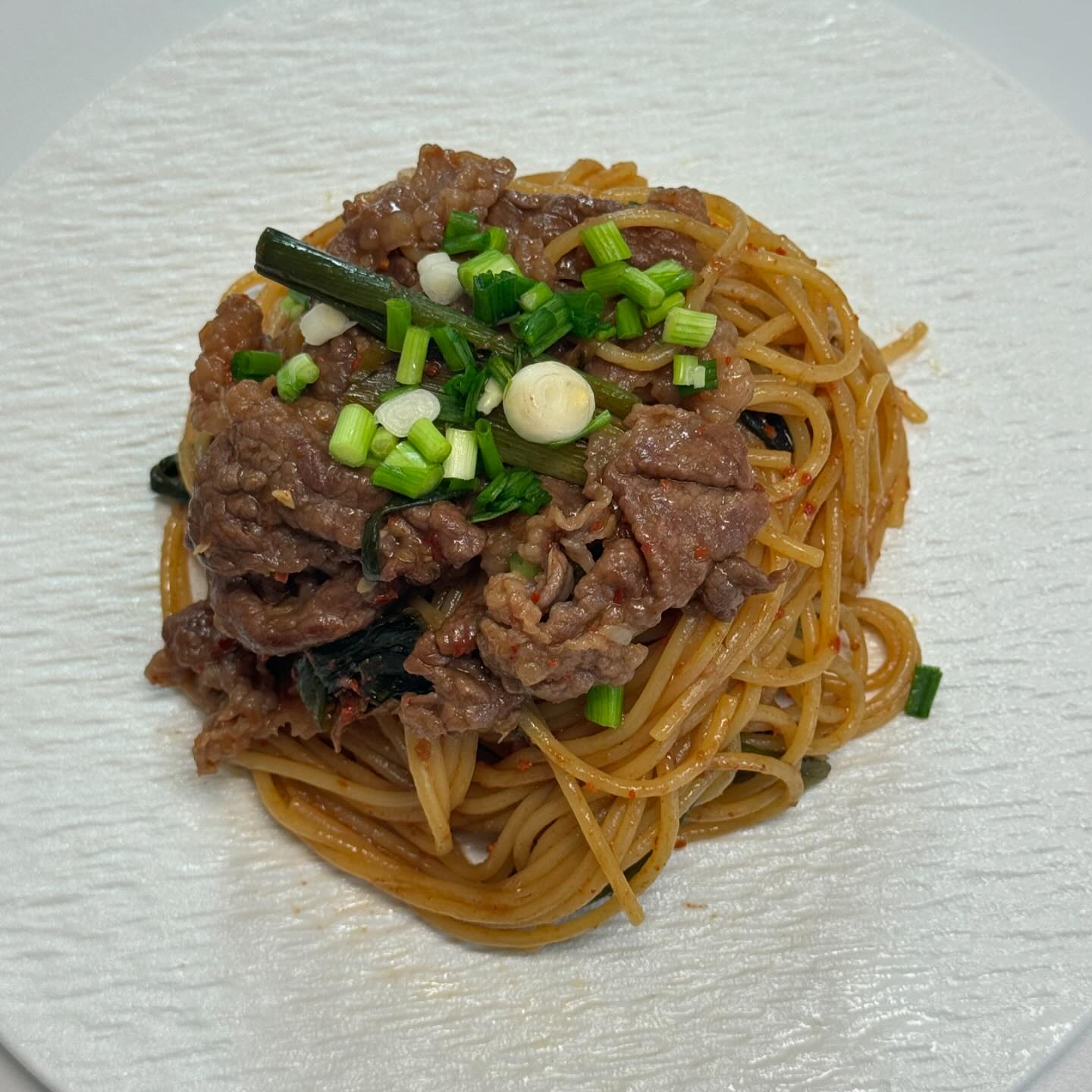 하니쿡👩🏻‍🍳
류수영님의 차돌파스타를 해먹어봤어요😊
매콤하면서 짭조름한게 볶음우동 느낌도나구
느끼하지않아서 너무 맛나더라구요
역시 믿고먹는 류슈영님 레시피👍

접시는 joy_tomtom 의 SELBY 클래식 스톤접시🤍
