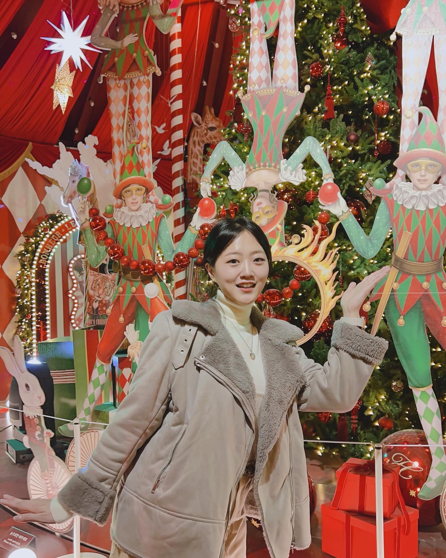 🎄
.
#더현대서울 크리스마스 서커스
주말 아침인데도 현장예약 30분 컷 완전 럭키비키잔항!?
오르골 분수대 13만원짜리 살뻔했다 
콩이 음수대 겸용으로 딱인데 ㅋㅋㅋ