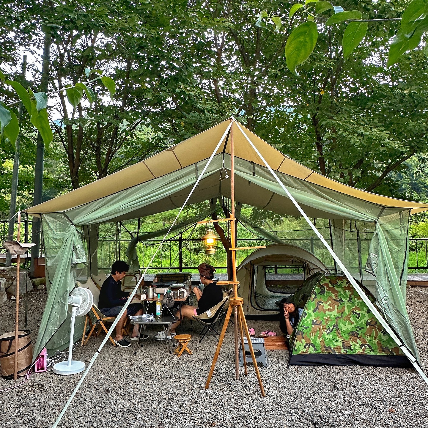 ⠀
⠀
백만년 만에 캠핑🏕️
⠀
여름을 계곡 한번 안가고 보내기엔
⠀
넘 아쉬울것 같아서
⠀
1년만에 캠핑욕구 겨우 불러 일으켜서
예약하구 출발!!
역시나 나오면 이렇게 좋은것을ㅎ
⠀
애들이랑 물에서 놀아주는게 더 힘들어서
⠀
남편이랑 애들은 물놀이 보내놓고
⠀
혼자서 타프 피칭&텐트 셋팅 후다닥(좋아하고 잘함)해놓고 마트에서 산 전어회에 맥주부터 벌컥벌컥!!
아는사람만 아는 그맛ㅎ
⠀
그리곤 저녁으로 삼겹살-라면-수박까지!!
캠핑은 먹방이란 말답게 야무지게도 먹었던 첫날!!
⠀
⠀
⠀
#백만년만에
#캠핑
#여름캠핑
#넘좋다
#힐링타임
#그래 나 캠퍼였어
#행복하다
#캠핑하는_희야🏕