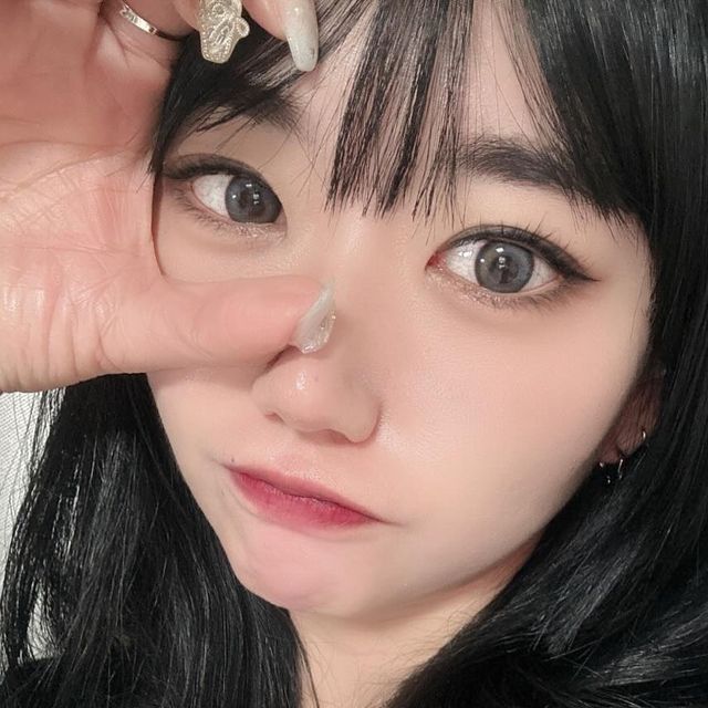 이챙 Leechaeng | Daily💜 on Instagram: "#광고 #AD 그레이렌즈만 끼는 겨울쿨톤의 렌즈 오로라렌즈의 버버링과 데이무드를 선택해봤어요 1.버버링 렌즈는 전체직경 14.2 에 그래픽 렌즈 13.2인