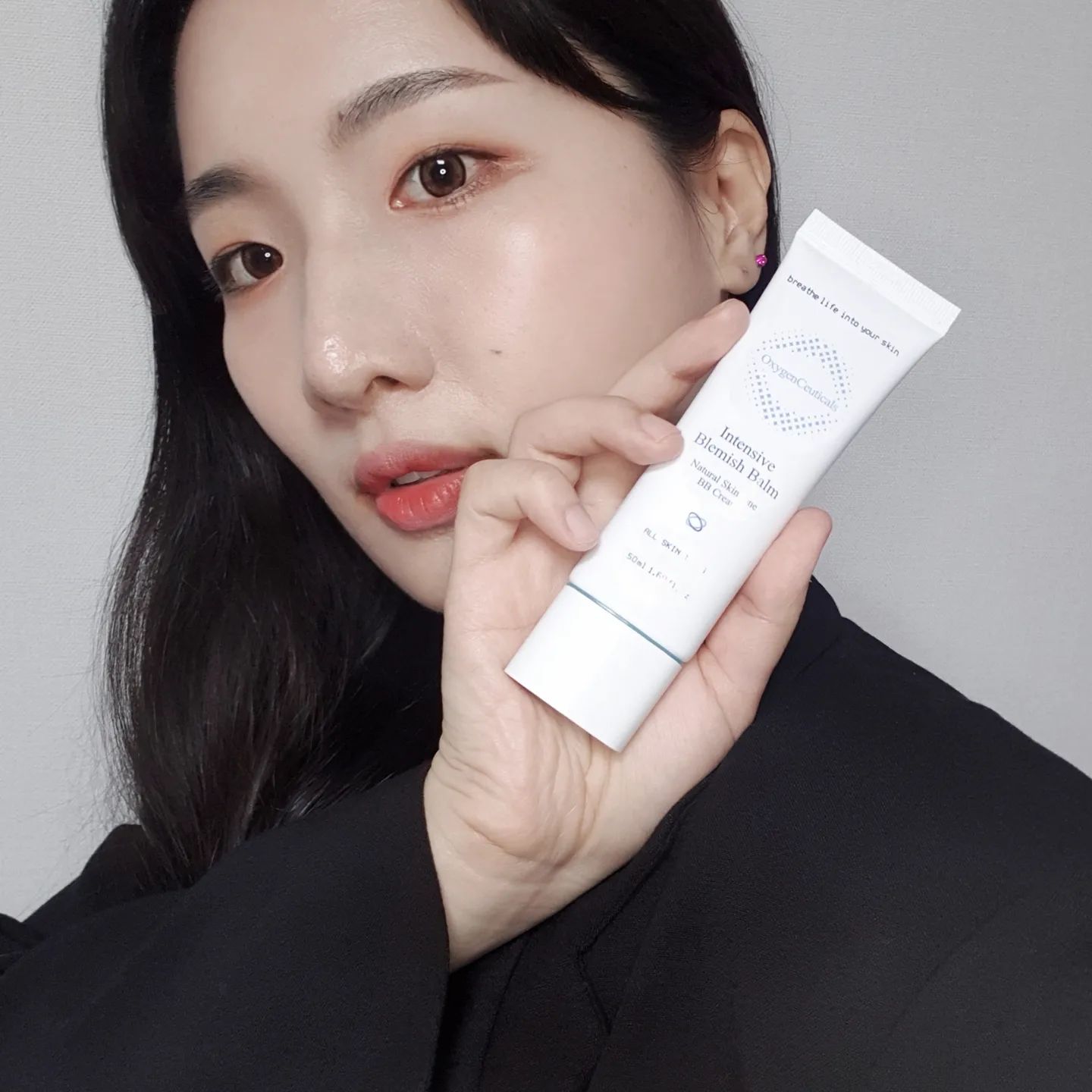 #협찬 
피부 회복에 도움을 주는 산소 BB크림
옥시젠슈티컬스 인텐시브 블래미쉬밤🌝

피부 겉만 커버하는 단순 메이크업이 아닌
피부 속까지 케어해주는 피부과 전용 BB크림

수분 보유력이 높은 히알루론산과 베타글루칸
함유로 피부 수분막 형성 및 부드럽게 밀착되어
촉촉하고 매끄러운 물광 피부 연출💧

산소와 버지니아풍년화수 함유로 피부 스트레스로
인한 유해물질을 제거하여 피부를 보호하고
정화하여 깨끗한 피부톤 유지🙌

부드럽고 촉촉한 텍스처와 손으로 펴발라도
가볍게 밀착되어 잡티는 물론 매끄러운 피부톤
연출에도 좋았고 무겁고 답답하지 않아 데일리
베이스 메컵템으로 탁월한 비비크림🙂
.
.
.
.
.
.
.
.
#옥시젠슈티컬스 #oxygenceuticals #산소화장품 #병원화장품 #산소비비 #비비크림 #인텐시브블레미쉬밤 #병원BB크림 #비비크림 #쇼핑라이브 #네쇼라 #셀스타 #selfies #selcam #셀카그램 #셀피그램 #얼스타 #뷰티스타그램 #데일리코디 #koreanstyle #코덕스타그램 #소통환영 #맞팔해요 #인친맺어요 #인친환영 #그로우커넥트 #좋반 #답방100 #lb