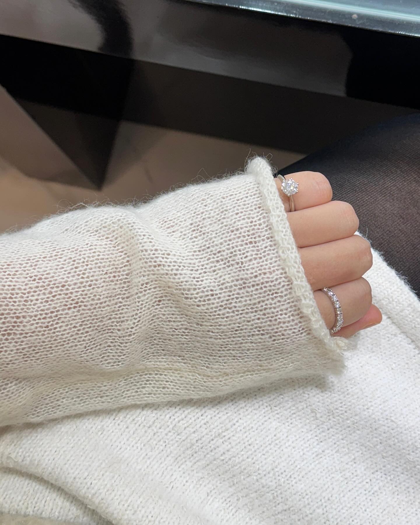 #협찬 웨딩링 구경갔다가 영롱함에 반하고 온..☺️🤍💍

청담동에서 20년 매장을 운영하고 서대문으로 이전한
다이아몬드 전문 & 웨딩밴드 커플링 전문 espacegem 

불어로 꿀이라는 뜻을 가진 미엘 라인의 웨딩링은
벌꿀집을 모티브로 한 밴드 측면의 디자인과 함께
소재,넓이,컬러,텍스처 등 다양한 형태로 선택이 가능해요.

평범한 다이아와 다르게 다이아몬드의 빛을 방해하지 않도록 한
시그니처 웨딩링인 ‘아잘리아 웨딩링’은 반지 안쪽에 있는 순금(Fine gold 24k)각인으로 정품임을 확인할 수 있어요.

평소 화려한 스타일은 잘 하지 않는데 직접 여러 디자인을 착용해보며 친절하게 설명해주셔서 취향도 찾을 수 있었어요.
예비 신랑, 신부님들께 추천드려요👰🤵 #에스파스잼 

#협찬 #1캐럿다이아몬드 #GIA다이아몬드 #7부다이아몬드 #프로포즈링 #다이아전문샵 #청담웨딩밴드 #청담동20년예물샵 #결혼예물 #웨딩밴드 #1캐럿다이아반지 #다이아반지가격 #리세팅전문