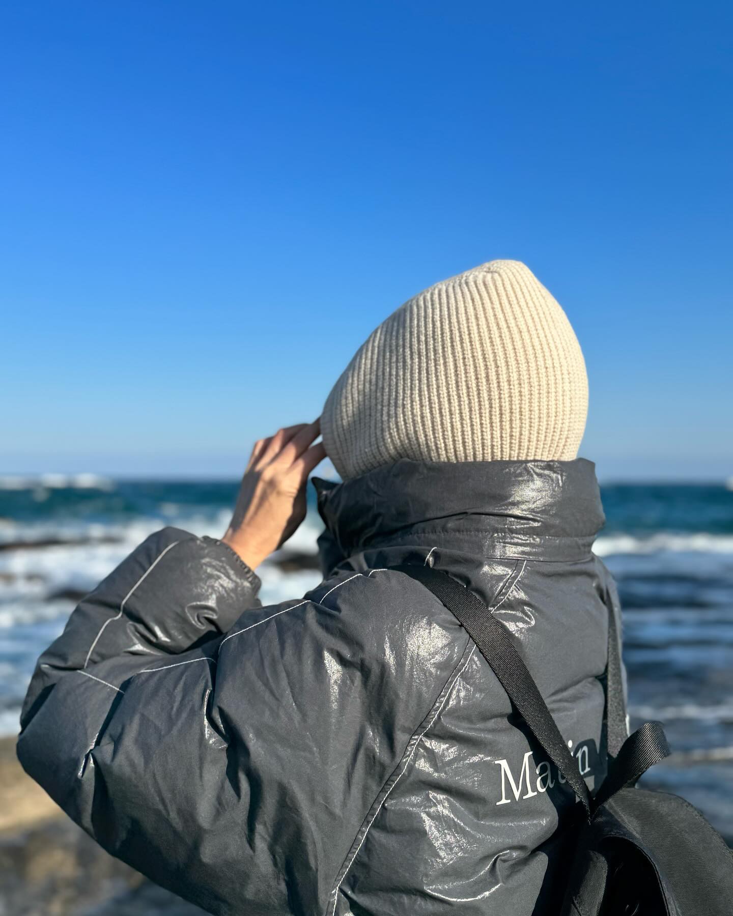 .
집에 가는길에 잠깐 들린 겨울바다 🌊🌊

스키장도 좋고, 바다도 좋고, 날씨도 좋고, 

이번 여행 대대대만족 👍

여행은 사랑이다 💙

#아야진해변 
#겨울바다
#겨울여행
#강원도여행
#속초
#강릉