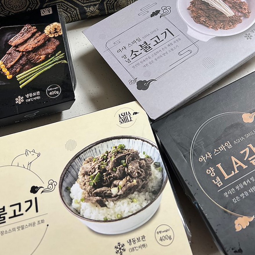 명절 베스트 셀러 LA갈비 빠질수없지 매년 명절때마다 보여드리는 존맛탱 선물세트 준비했어요
명절외에도 평소에도 정말 많이 찾아주시는 그 la갈비 
이번에는 소불고기, 양념돼지갈비 신상제품이 추가되었어요 , 2월 5일까지 발송일 지정 가능하세요🙏
 
솔직히 그어떤 양념갈비보다 자신있는 갈비인거 아시져
드셔보신 분들은 만족하고 선물로도 하시는 그런친구에요 얘가
가격 떠나서 이 제품이 잡내없이 육질도 부드럽고
퀄리티에 비해서 이정도 가격이면 미쳤는데? 의심할정도
갈비 양념 과하지도 않고 싱겁지도 않고 단짠 딱 적당해요!
 
잡내,누린내 없는 제대로 만든 la갈비다!!
보통 la 갈비 2킬로 짜리 기본으로 8~10만원 이상이에요
그갈비들보다 더 맛있다고 자부해요
아이들도 부담없이 먹을수 있는 육질이라 부드럽구요
일반포장과 선물포장 두가지가 있어서 선물용으로도 좋구요 

새로나온 소불고기와 양념돼지갈비도 
여기서 나온제품이라 그런지 입에 딱 붙는 그런맛입니다🫶
다양한 맛을 보시고 싶으신 분들은 같이 구성되어있는 옵션 추천드릴게요!!

#명절선물 
#명절음식 #명절선물세트 #명절선물추천 
#la갈비선물세트 #la갈비공구 
#la갈비세트