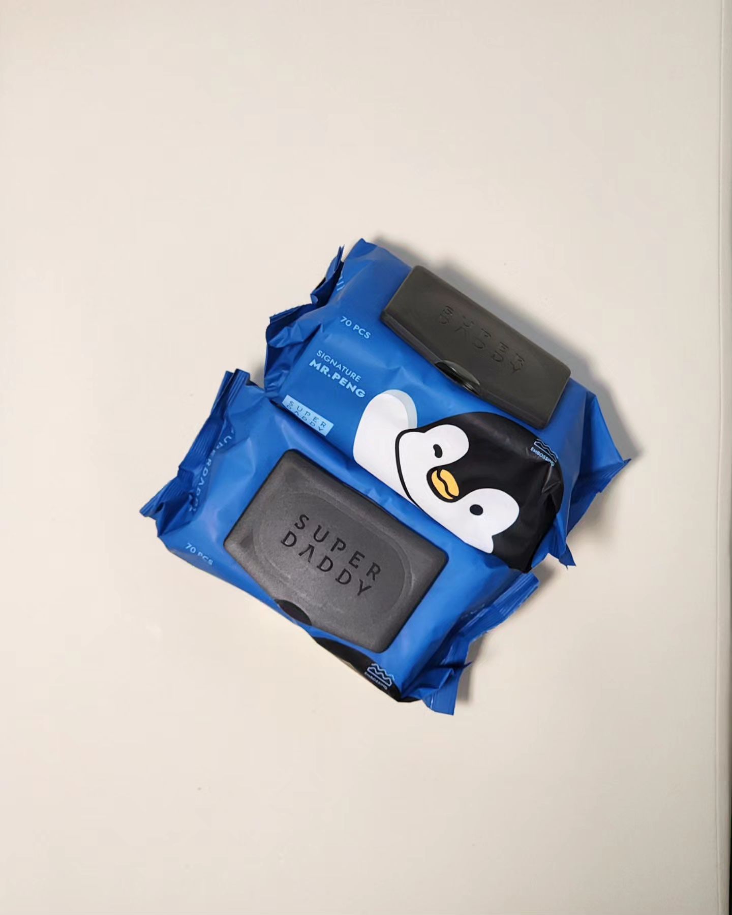 저자극 수분 촉촉 미스터펭 물티슈 🐧
쪼망이네가 쓰는 물티슈에용 ! 💙

펭귄 디자인으로 귀여운건 말모 👀
디자인 때문인지(?) 슈퍼대디 물티슈만 보면
물티슈를 물티슈로 생각하지 않고
장난감마냥 생각하고 좋아하는 쪼망이라
물티슈 도착하면 박스에서 직접 꺼내고
주변에 빙그르르 둘러싸고는
그안에 들어가서 절대 안나오겠다 합니다🤣ㅋㅋ

그렇게 한참을 놀다가, 다 놀고나서야
서랍장안에 직접 정리하고 마무리되는 
슈퍼대디 미스터펭 물티슈 정리.ᐟ.ᐟ

녹차수를 함유해 부드럽고
수분함량이 높은 두툼한 물티슈라
한장만으로 왠만해서 해결다되니
70매 1팩으로도 오래 써서 좋은 
가성비 물티슈에요- ٩(ˊᗜˋ*)و

#슈퍼대디히어로즈 #슈퍼대디 #슈퍼대디물티슈