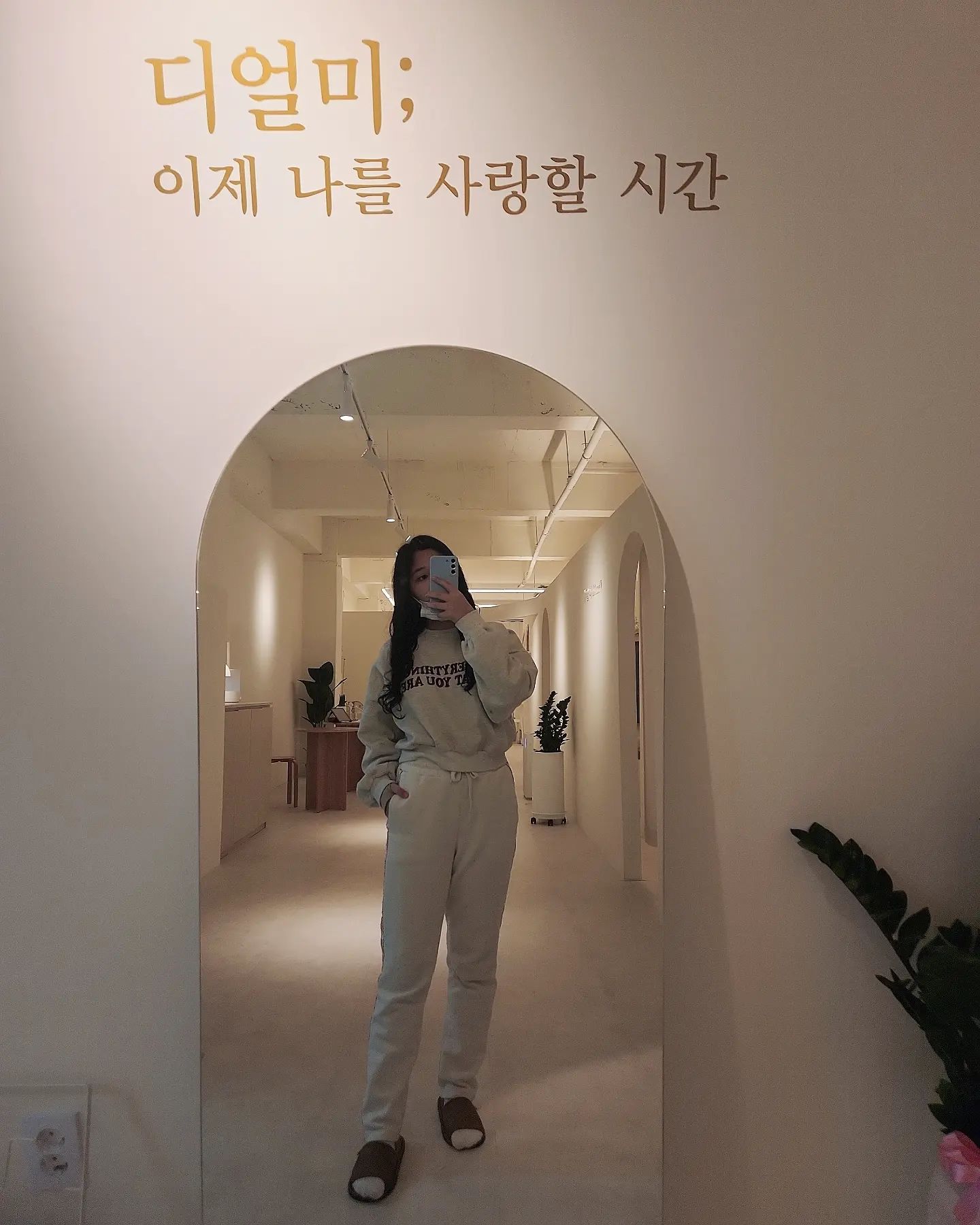 ✨️수원 인계동 두피케어샵 리얼후기
#광고 #sns체험단
.
평소 두피에 대한 고민이 많았어서 이번 기회에 전문가의 도움을 받아봤습니다

결론부터 말씀드리자면
<체험하러 갔다가 회원권 끊고 나온 썰 풀다>

첫인상으로 인테리어가 깔끔하고 탁 틔여서 굉장히 넓은 느낌이였어요
편안한 주황색 등을 사용하셔서 MBTI에서 소문자e인 저는 수다를 잔뜩 떨어 너무 즐거운 시간이였습니다!

사진 찍을 수 있는 스팟도 많았고 관리 받는 도중의 드린 질문에도 정성껏 답변해주셔서 더욱 마음에 듭니다

두피상태 : 건조하고 각질이 많음. 각질이 모공을 막음. 모공에 3개의 모발이 정상이지만 나는 많으면 2개였음.

1회 케어 후 변화 : 모공이 올바른 모양으로 깨끗하게 자리를 잡음. 두피 전체의 각질이 사라짐.

지속적인 관리를 받으면 훨씬 좋아진다고 합니다! 1회 만으로 반해버려서 회원권을 결재해 버렸어요😆

두피의 상태를 전문 기계로 볼 수 있었고, 즉각적인 변화를 눈으로 볼 수 있어서 만족스러웠습니다.

두피 관리에 도움이 되는 마사지도 시원하고 좋았습니다. 마지막까지 세심하게 신경써주셔서 더욱 마음에 들어요!

여러분도 두피고민 있으시면 이곳으로 방문해보세요!!
.
#디얼미  #디얼미수원 #인계동피부샵 #인계동두피 #수원피부관리 #수원두피관리 #수원다이어트  #두피관리 #1인창업 #수원예신관리 #물광피부 #물광관리 #수원피부관리추천