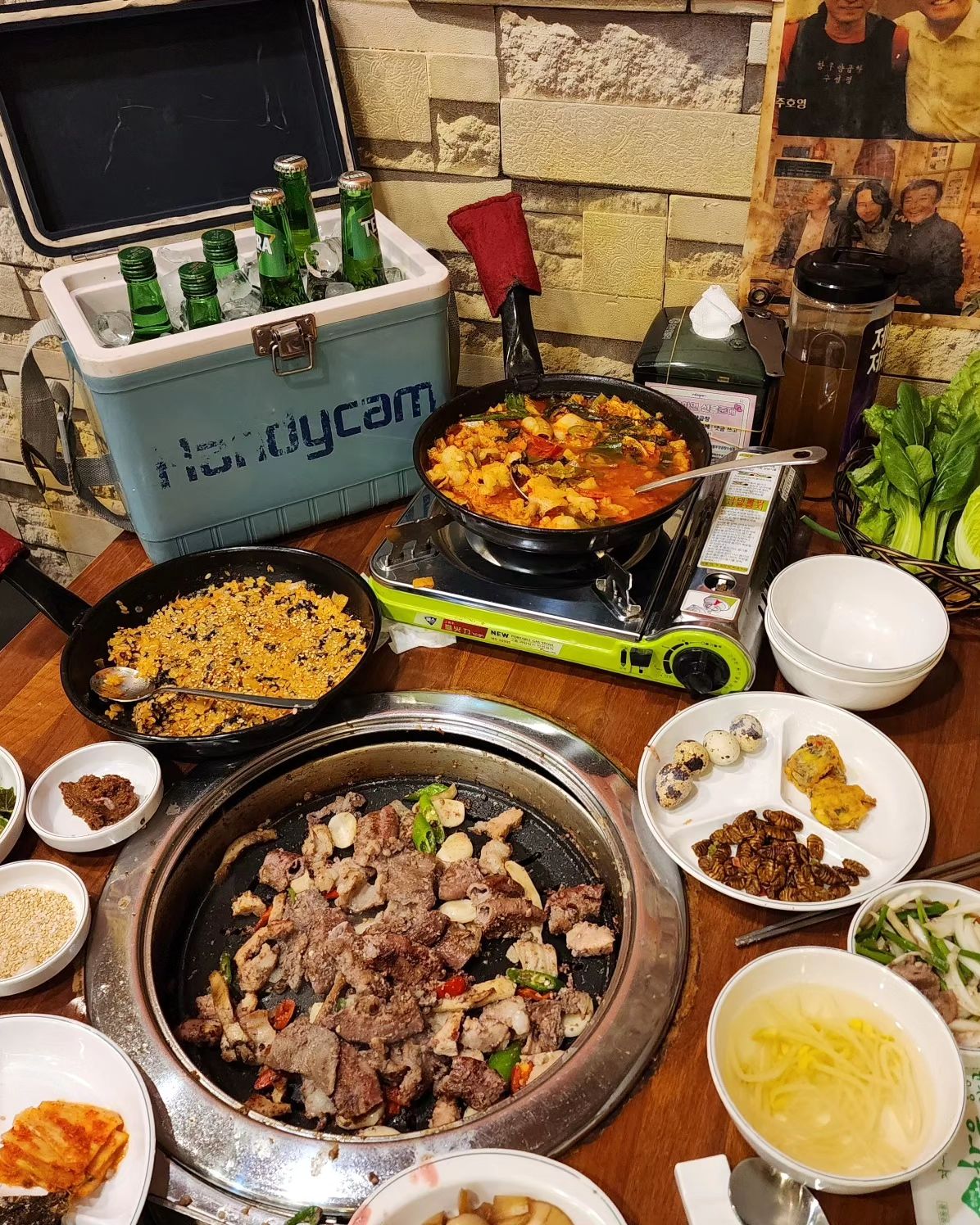#대구 #수성못 #참우양곱창

곱창구이 17.000
대창구이 17.000
우설구이 20.000
곱창전골 24.000
볶음밥 1인 2.000

✔️축산물 직접 선별, 손질
✔️밑반찬도 좋은재료로 직접준비
✔️양곰탕,소곱창전골을 
소문난 전국 100곳을 다니고 만드심
✔️사장님 너무 친절하고 좋으셔서
한번가면 무조건 단골되는집
(사장님처럼 살고싶다아 캠핑 부러움ㅋ)

옆옆릴스에 곱창 길이 보셨쥬?
진짜 줄넘기 쌉가넝 
댓글 달아주셨던데 훌라우프도 가넝입니다ㅋㅋㄱㄲ

✔️우설 가격 2만원 말이 되냐구요.
보통 비싸던데~!! 
식감도 재밌고 맛있더라구요. 
첫째도 좋아할 것 같은 느낌이였어요. 
델꼬 가서 입문시켜줘야지ㅋ 
곱창도 맛있는데
✔️대창! 님들이 나도 좋아했던 그 뚱대창! 그안에 먹으면 안되는 기름이 엄청 들어가있대요ㅜ 
여기는 사장님이 손질 사악 하셔서 날씬 대창인데 그리 맛있을 수 있나?!
꼬숩한게 버터맛 나더라고요 또 먹고싶네

그냥 구이 친구들만 먹으면 질릴 수도 있는데 특제양념야채같이 구워주셔서 먹으면 또 사악 내려가더라구요ㅋㅋ

전골도 완전 술 안주고 곱마이 들어있고요ㅋ

볶음밥 그냥 먹어도 맛있지만
곱창김에 갓김치 올려먹으면 👍🏻

저희는 이날도 쏘맥 먹었는데
시원~~하니 더 맛있게 잘 즐겼습니다ㅋ

단체회식도 가능해용 
10인이상~25인까지 가능

주차장도 넓고
수성못 가시는 분들
참우양곱창 가보세요!
대창 꼭 먹어보세요!👀

#참우양곱창수성점 #대구수성못맛집 #대구소곱창달인 #소곱창달인 #대구양대창맛집 #양대창맛집 #수성못낮술 #수성호텔주변맛집