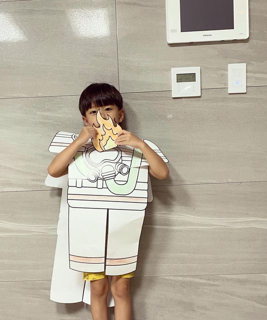 이송희 on Instagram: "맘대로 만들수 있어서 더욱 특별한 미술 키트 🧑‍🎨 옷이 너무 멋지니 하루하루 아껴서 칠할거라는 우리 귀요미들 ㅋㅋㅋ #광고 #종이옷색칠키트 #디자인오 #소방관 #