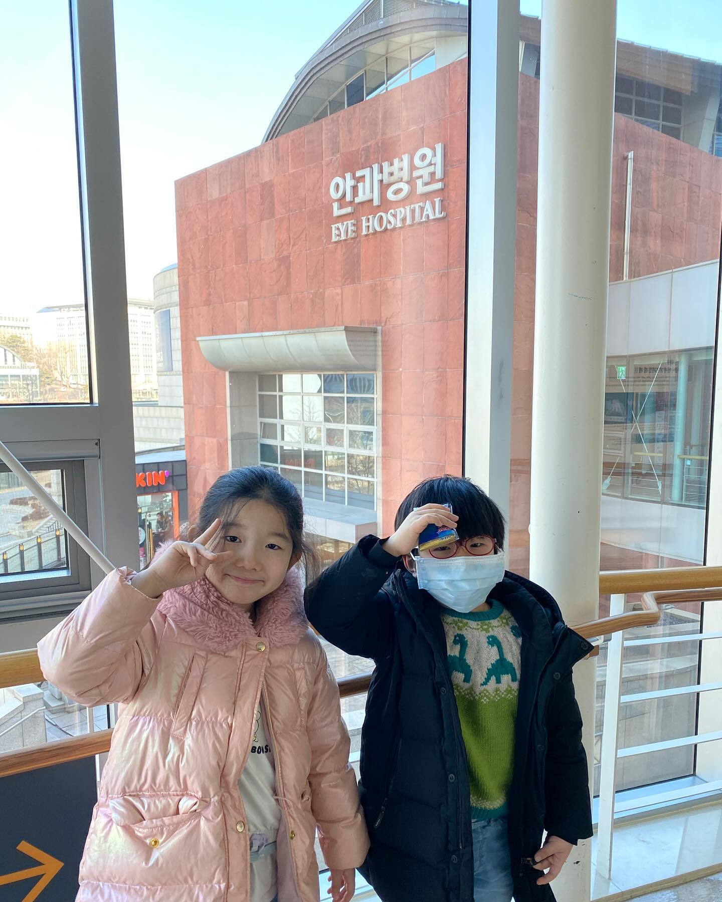 -
간만의 #세브란스 진료!
홍대입구역 근처에 살던 동생이 김포로 이사를 해서 어제 저녁 집들이 겸 놀러 갔다가 1박하고 오늘 아침 7:30에 출발했는데 9:20에 간신히 세브란스 도착 ㅠㅠ

10분 늦었지만 친절한 세브란스는 우릴 버리지 않고 ㅋㅋ 1시간 만에 진료 완료!! 윤우는 다행히 시력이 작년 9월보다 더 좋아졌고, 내사시도 안경으로 잘 조절되어 렌즈만 새것으로 바꾸었다.😊

다음 진료는 9월인데 이제 외래는 오후로 바뀌었다고 하니.. 다음엔 지하철을 타고 오기로.. ㅋㅋㅋ
그나저나 둘 다 잘나온 사진은 참 찍기가 어렵구나 😵‍💫

#신촌 #신촌나들이 #신촌세브란스 #세브란스안과