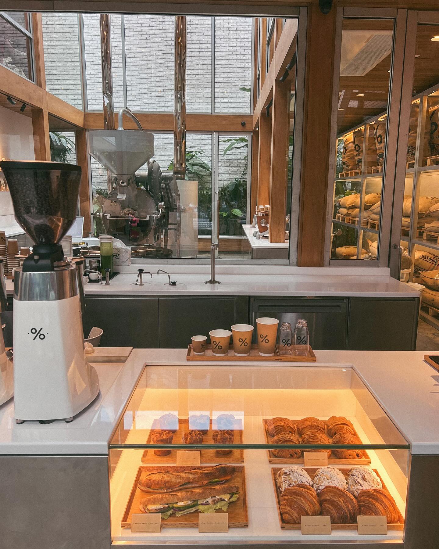 % arabica.indonesia 
일하기 좋은 장소 찾기 
떠돌이 프로N잡러의 루틴🧞‍♂️
자카르타에서 가장 깨끗한 이곳☕️
.
#노마드 #디지털노마드 #동남아순회공연
#자카르타맛집 #자카르타여행 #자카르타카페 
#jakartacafe #jakartatrip #jakartafood 
#waybackhome