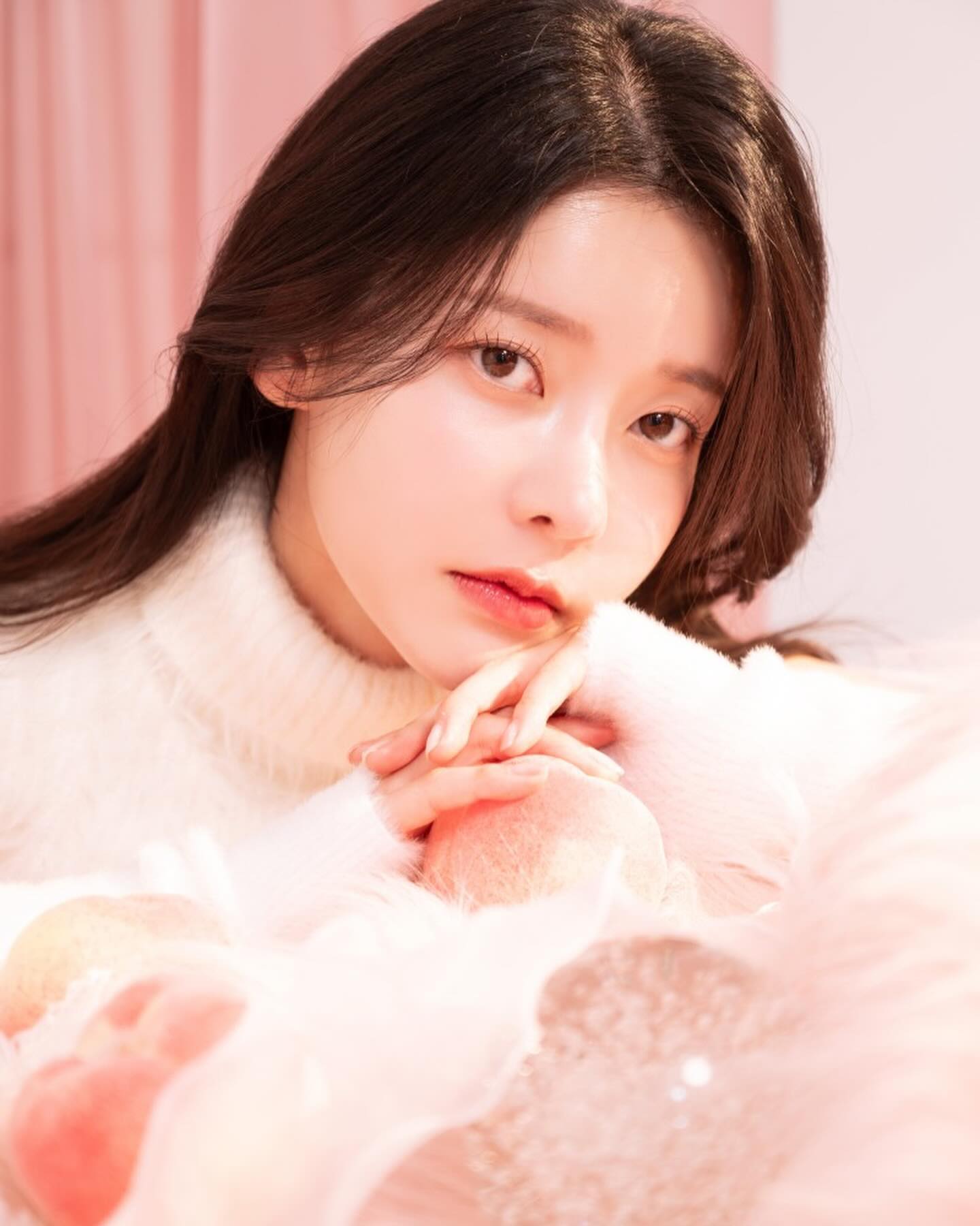 🍑유의미의 새 컨셉 핑크베일🍑
ueuimee_studio 
ghdwn_art 

예쁜 사진 많은데 고민하다 못 올렸듐 .. 
#대구스튜디오 #유의미스튜디오 #초록물들이다 #모델프로필 #프로필사진 #좋반