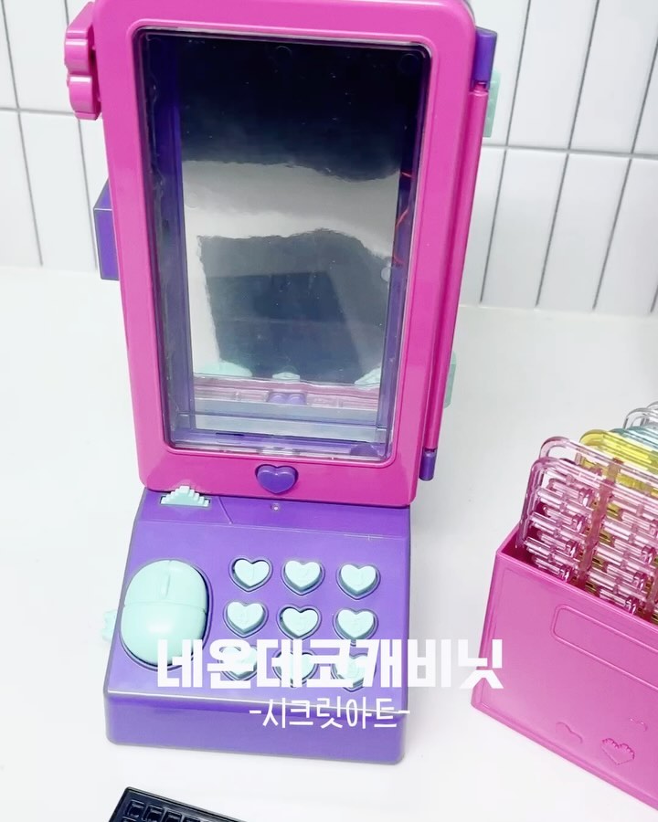 #협찬 #네온데코캐비닛
요즘 보석스티커,보석십자수에 푹 빠져있는 우리 딸에게 최적인 장난감을 발견했어용🥰 하나하나 예쁘게 핀꽂아서 빤짝빤짝!
 핀이 300개나 들어있어서 원하는 네온디자인은 모두모두 다!! 
만들고도 남아서 너무 좋음:D 이것뿐아니라 네온다이어리,마커펜,  꾸미기 스티커까지 있어서 나만의 비밀 캐비닛을! 그래서 시크릿아트인가유 ㅋㅋㅋㅋㅋ심지어 우리집을 밝혀주는 키치한 아이템이 되어 엄빠도 좋아요🫶🏻

#시크릿아트 #캐비닛장난감 #캐비닛 #데스크테리어 #시크릿캐비닛 #미니사물함 #캐비닛장난감 #네온사인 #네온장난감 #캐비닛 #인테리어소품 #데스크셋업