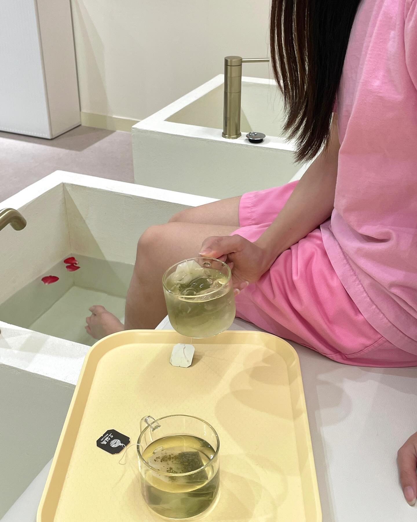 #협찬 hestia_spa
이번 일본 여행 전에 친한 동생과 마사지를 받으며 힐링 제대로 하고 왔어요 💆🏻‍♀️
 
당일에 바쁜 일정을 소화하느라 어깨랑 허리가 아픈 상태였는데 마침 집근처에 ‘헤스티아 마사지 & 스파샵’ 이 있어서 바로 달려갔답니다 🏃‍♀️

많은 코스들 중 저는 70분 건식 코스를 받았어요 ! 족욕하면서 차도 마시고 족욕하는 동안 지루하지 않게 타로 or 마술까지 같이 즐길 수 있다구요 〰️

코스 중에서 가장 중요한 마사지,, 이때까지 받은 마사지 중 단연코 최고 ,,,🥹🫶🏻 엎드려서 마사지 받다보면 숨이 잘 쉬어지지 않아서 답답할 때가 많은데 지인짜 편안하게 받았어요 !! 

머리부터 발끝까지 아픈 곳들을 정확히 풀어주시는데 평소 어디가 안 좋은지 물어봐주시면서 가장 아픈 곳들을 더 섬세하게 풀어주시더라구요 👏🏻 아프면서도 극락 그 자체 ⑉♥ 

마사지 받고 나니 확실히 몸도 가벼워지고 노곤노곤 ,,😴 마사지 받고 씻을 수 있는 공간이 방에 같이 있는데 프라이빗하게 힐링할 수 있어서 너무 행복한 하루였어요 🥰

마사지 받고 일본 여행가서 3일 동안 하루에 2만보씩 걸으면서 돌아다녔는데 허리랑 발이 아프지 않은적은 처음인 거 있죠 !? #헤스티아 재방문 의사 1000% 다음에는 가족이랑 함께 와야겠어요 ❤️

📍HESTIASPA
✔️ 대구 북구 동천로 138-10 3층
✔️ 매일 10:00~ 22:00

#대구마사지 #대구커플마사지 #대구데이트코스 #대구커플마사지 #대구가볼만한곳