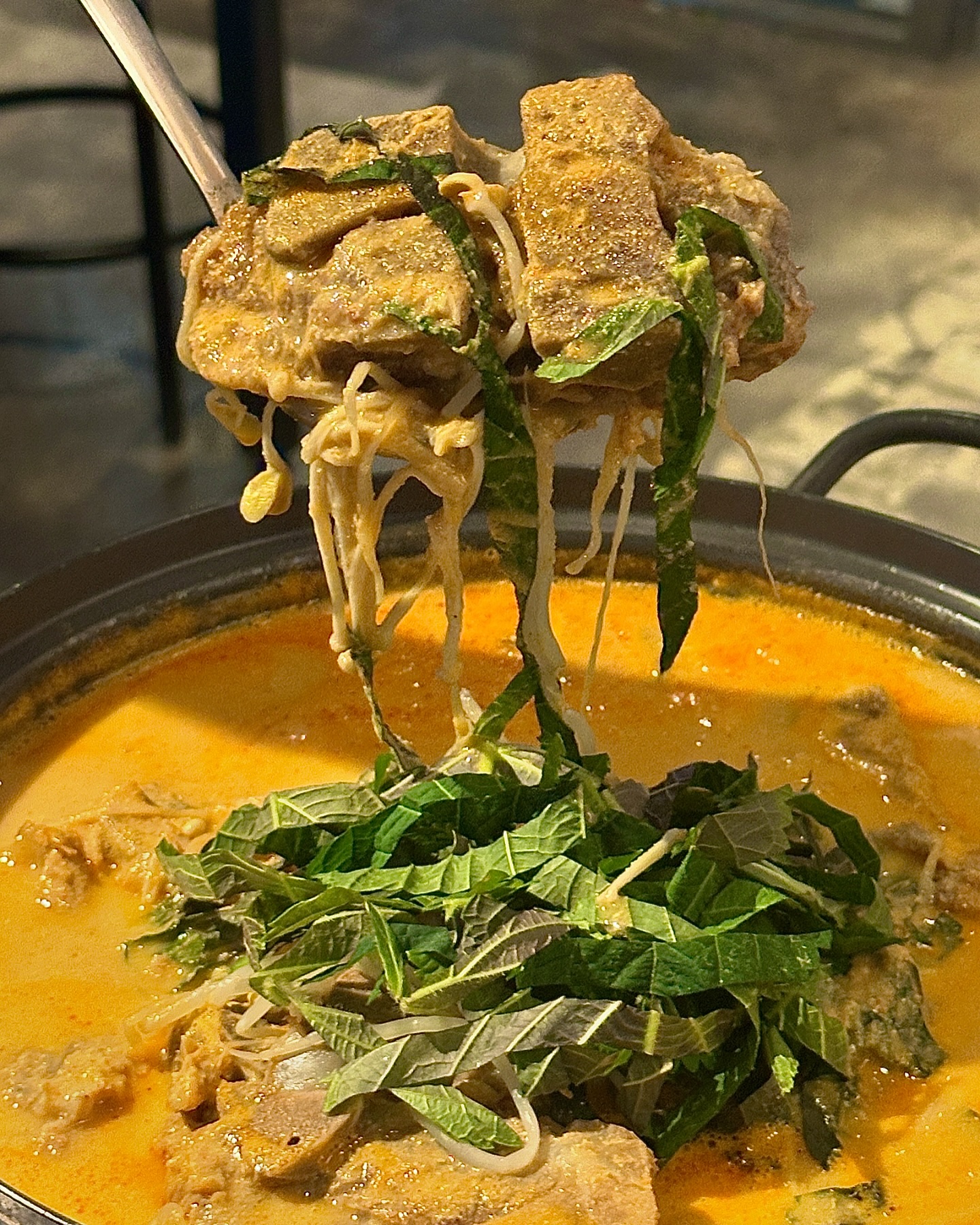 100%콩물로 만든 감자탕 비주얼 보세요🙆‍♀️😝
뚝섬에서 맛도리 감자탕 맛 볼 사람 #맷돌감자탕 요기로 ㄱ🏃‍♀️
⠀
국물 첫 입 뜨면 진짜 미쳤다‼️
라는 말 밖에 안나옴…☺️
성수, 뚝섬에서 여기보다 감자탕 맛집이 과연 있을까?

고소하고 진한 국물에 푹 담긴 뼈엔 
살코기들이 어마어마하게 붙음🥹
으스러지지 않고 적당히 잘익은 살 많은 고기들이 
진심 장난 아니라구🤭

콩국물이라도 텁텁하지 않고 
조미료가 들어가지 않은 자연의 맛으로 아주 깔끔✨
⠀
감자탕 뿐 아니라 뚝배기 1인 메뉴가 있어서
혼밥부터 단체모임 장소로 딱이며, 포장도 가능‼️💜
주방이 보이는 구조라 청결은 말모✨
사장님이 짱 친절하심👍🏻

성수역, 뚝섬역 근처에서 식사할 일이 있다면 
방문해 보시길 추천드려용😋
⠀
📍위치: 서울 성동구 왕십리로14길 28 1층 맷돌감자탕
📍영업시간: 10:00~21:00, 일요일 휴무
⠀
#뚝섬역맛집 #뚝섬역술집 #뚝섬역감자탕 #성수맛집 #성수동맛집 #성수감자탕 #성수역감자탕맛집 #뚝섬역맛집추천 #감자탕맛집 #감자탕맛집추천