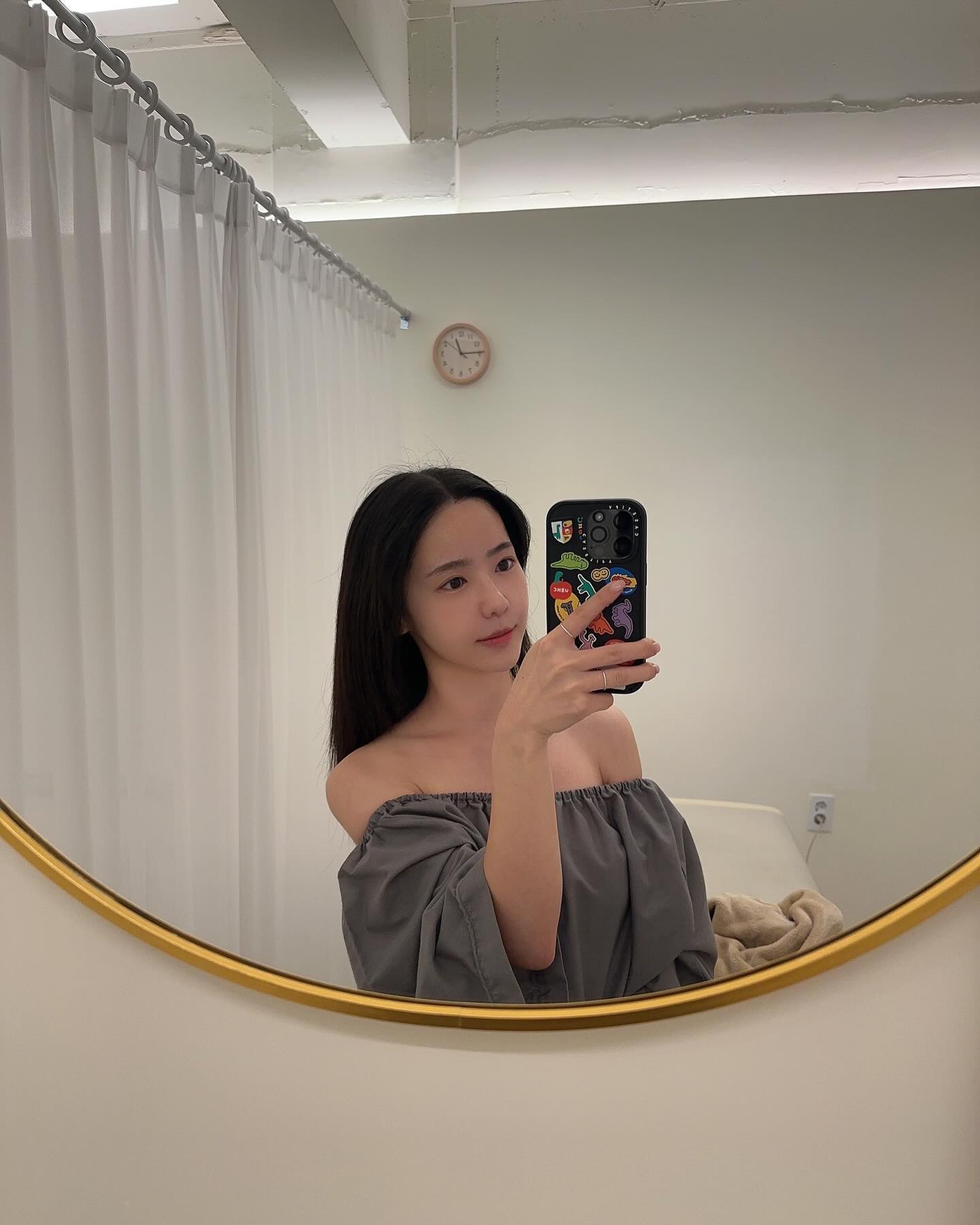 요즘 날씨도 그렇고 얼굴 자체도 건성이라
세수를 하고 나오면 너무 푸석하고 건조해서 
고민이 많았는데 좋은 기회로 ‘디얼미’ 에서 
피부 관리 받고왔어요:) 🤍

피부분석, 딥클렌징, 데콜테관리, 앰플케어 등으로 
진행이 되고 진행 하면서도 원장님이 자세하게 
설명 해주시는데 그 점도 너무 좋더라구요

관리 받은턱에 피부가 완전 쫀쫀해져서 좋았고
데콜테관리로 평소에 너무 아팠던 목이랑 승모근쪽
많이 풀어져서 기분 최고최고!

꾸준히 관리 받아야징
조만간 또 봬용 원장님:) 🤍