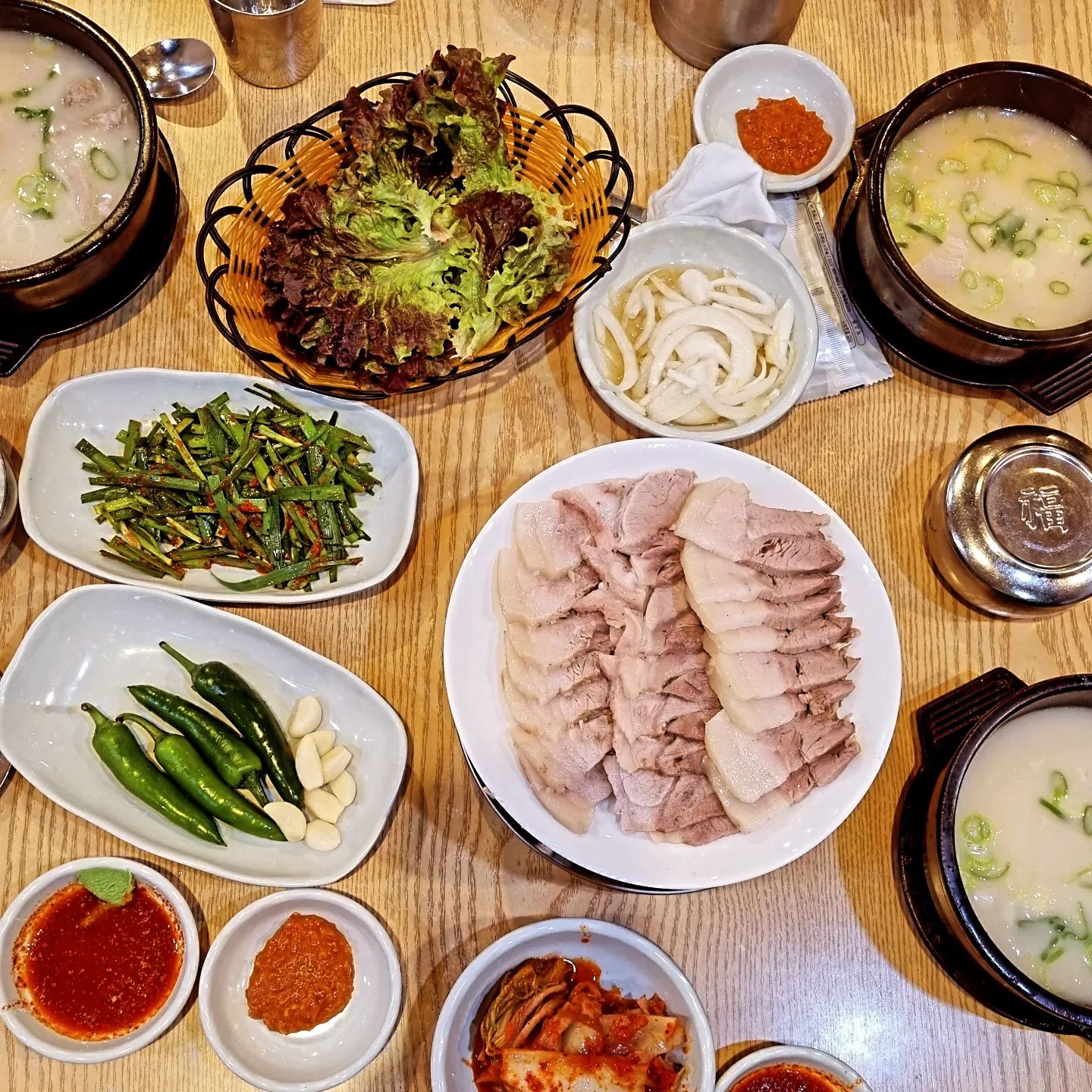 #부산맛집 쌍둥이국밥 본점을 다녀왔어요.

#쌍둥이국밥본점 은 부산여행 때 마다 들르는 곳이에요.

부산살 때도 단골이었던 집이고, 십여년전에도 맛집이라 항상 줄 서던 곳이에요. 부산사람도 인정한 곳이랍니다.

쌍둥이 국밥집하면 수육국밥이죠.

뽀얀 국물에 부추무침 올리고 캬.
오랜만에 갔는데도 최고 였습니다.

점심 조금 지나서 갔는데도 거의 만석이었습니다.

부산 3대 돼지국밥집이라 그런지 관광객들도 많더라고요.

돼지국밥 9000
순대국밥 9000
수육백반 11000원(요거 드세요!!)

주차는 건물 뒤에 작은 공간있고요.
건물앞에 11-2시까지 댈 수 있대요.