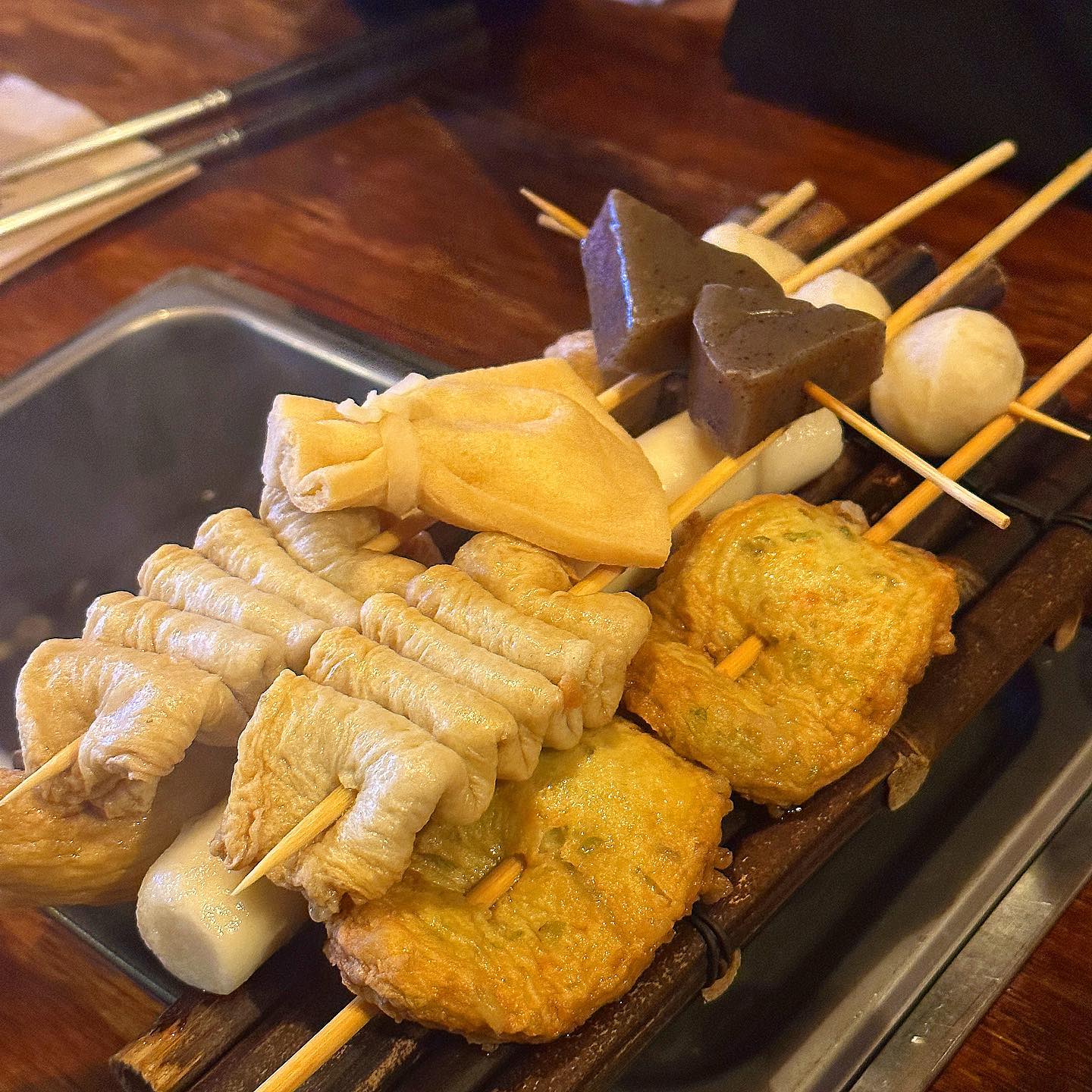 🎣
🎣오늘의 미끼🎣
#철길부산집 

🍢 어묵모둠2인 (17,000원)

🍢 일본느낌 낭낭한 요즘 핫플 철길부산집!

🍢 추워지는 요즘 저녁 뜨끈탱 어묵국물 한잔하러왔광

🍢어묵 2인 모둠은 부산어묵 2개, 물떡, 꼬불이 어묵 2개, 유부모찌주머니, 흑곤약, 어볼 다양한 구성으로 이루어져 있숨

🍢 오뎅 다잘라서 넣는 T랑가서 없어진 내 낭만쓰…

🍢 다른메뉴도 많아서 1차 2차 3차까지 다 가능!!!!! 떡볶이가 맛잇다던데~~

📌서울 은평구 연서로29길 14-10 1층

👣 연신내역 1번 출구에서 201m

⏰ 매일 17:00-03:00