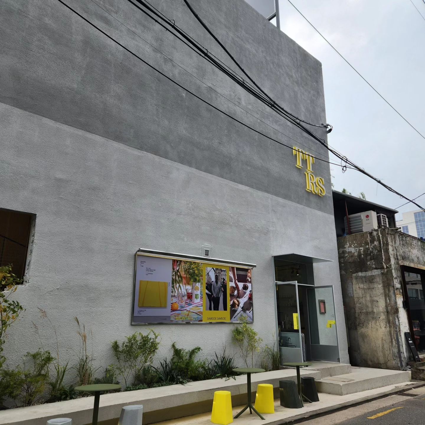 디파인서울2023 전시 보다가 알게된 ttrs! 외관에 한 번 반하고, 내부 제품 큐레이션에 한번 더 반했다...❤️ 이건 비밀이지만, 개인적으로 디파인서울 전시보다 ttrs공간과 제품, 에프리미디스 갤러리와 협업전시가 젤 좋았다...❤️ 디파인서울 전시 공간 계단오르락 내리락하다 지쳤는데, ttrs에서 젤라또먹으면서 꿀 휴식🥹 알고보니 찐 신상공간! 앞으로의 제품 큐레이션들과 전시도 넘 기대된다💐💐
#ttrs.seongsu #ttrs_seongsu #pieceandtaste #흥해랏