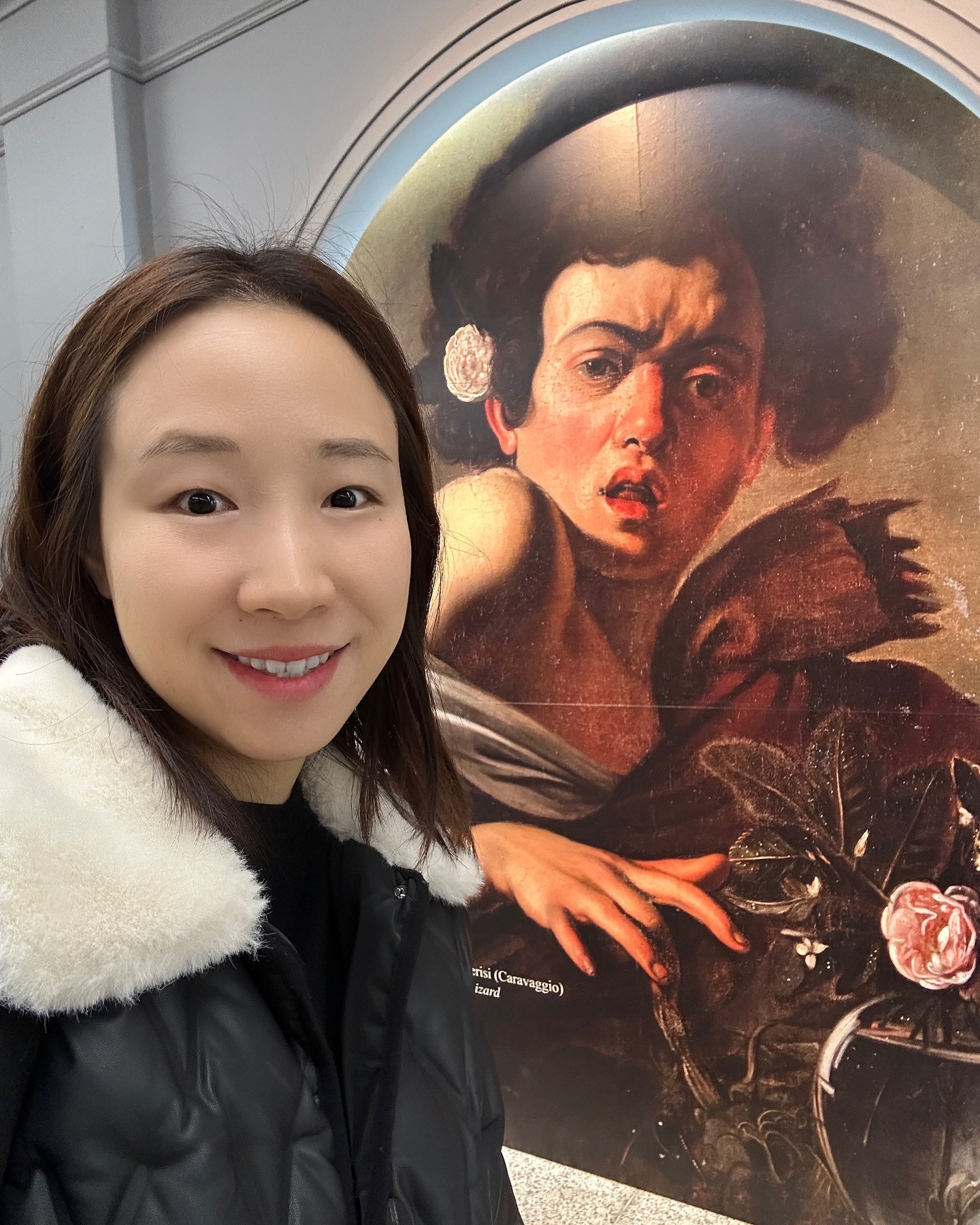 #늦은후기 
예술의 전당에서 만난 #카라바조

솔직히 저와는 상당히 무관하다 느껴졌던 장르여서
어떠한 기대없이 들어갔던 전시였어요. 
그냥 예전당에서 하는거니 좋지 않을까 ? 하는 마음으로... 

하지만 몰랐기에 더 많이 배우게 된 것 같아요😃

또한. 전시장에서 함께 관람하시던 분들의 
검색하면서까지 배우고자 하는 적극적인 면을 보며
전시를 가는. 작품을 보는 제 자세도 많이 돌아보았답니다.

좋은 작품들을 여러 세기를 넘어,
멀리 가지 않고도 만나볼 수 있단 건 특별한 경험이에요.
저도 후대의 분들과 멋진 작품으로 만나보고 싶어졌어요
가능하겠죠..????