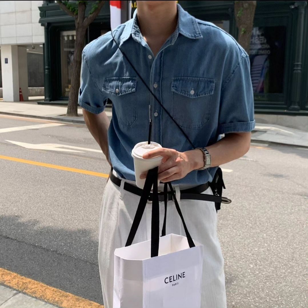 #던포켓 반팔 데님셔츠
(커플강추)
Color : 연청 , 중청 , 흑청

Size : free

세미오버핏으로 제작된 반팔 데님셔츠 입니다.
캐쥬얼한 포켓 디테일이 특징입니다.
바이오워싱을 더하여 부드러운 터치가 매력적입니다.